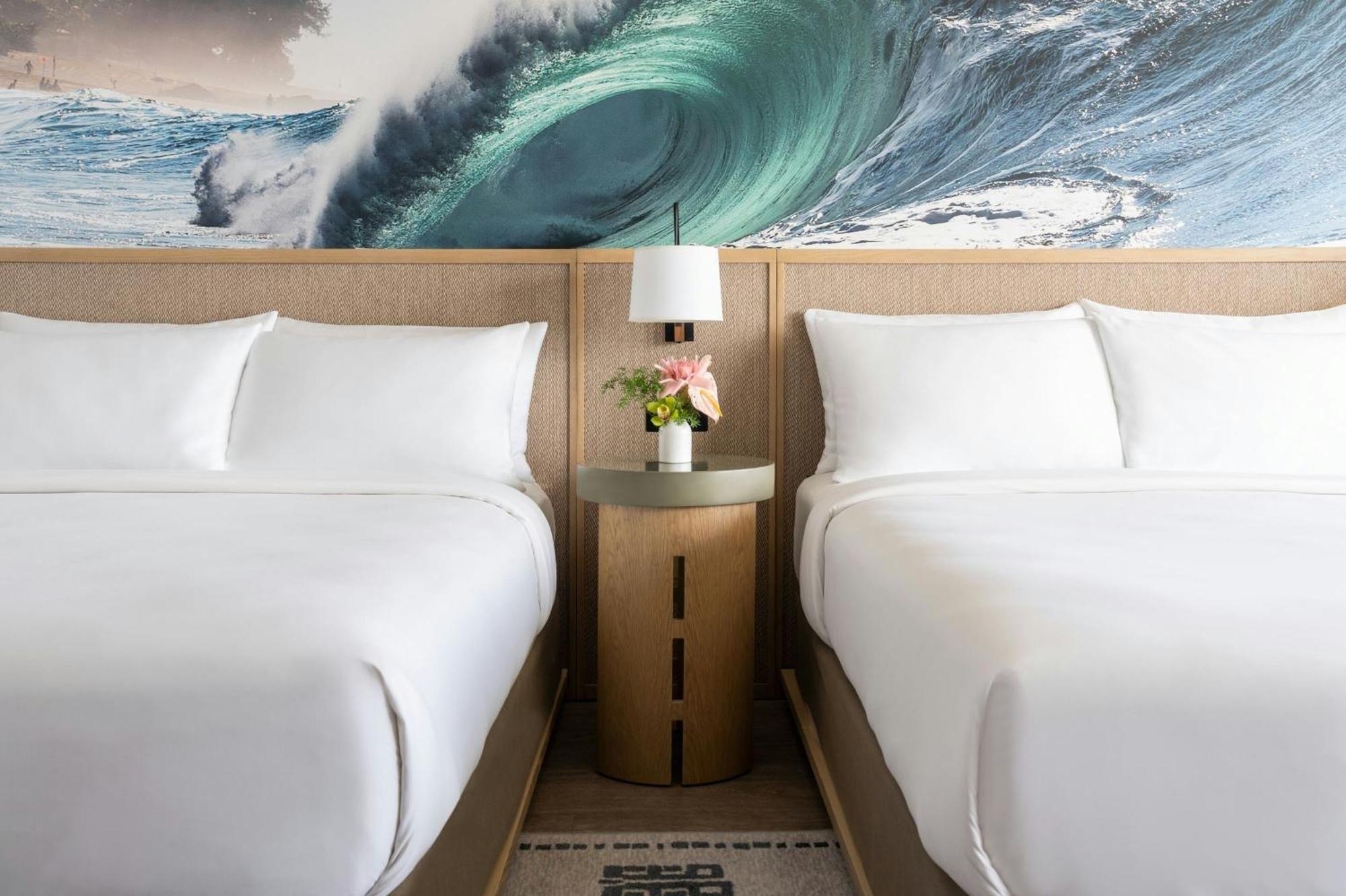 Quarto Queen com 2 Camas Queen e Vista Parcial do Mar