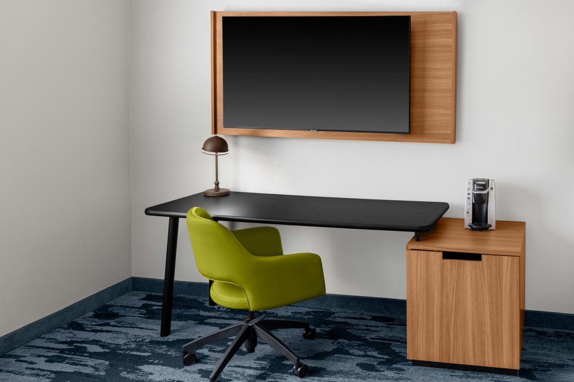 Queen Suite with Two Queen Beds, Partial Ocean View, Bathtub and Sofa Bed - Mobility Access