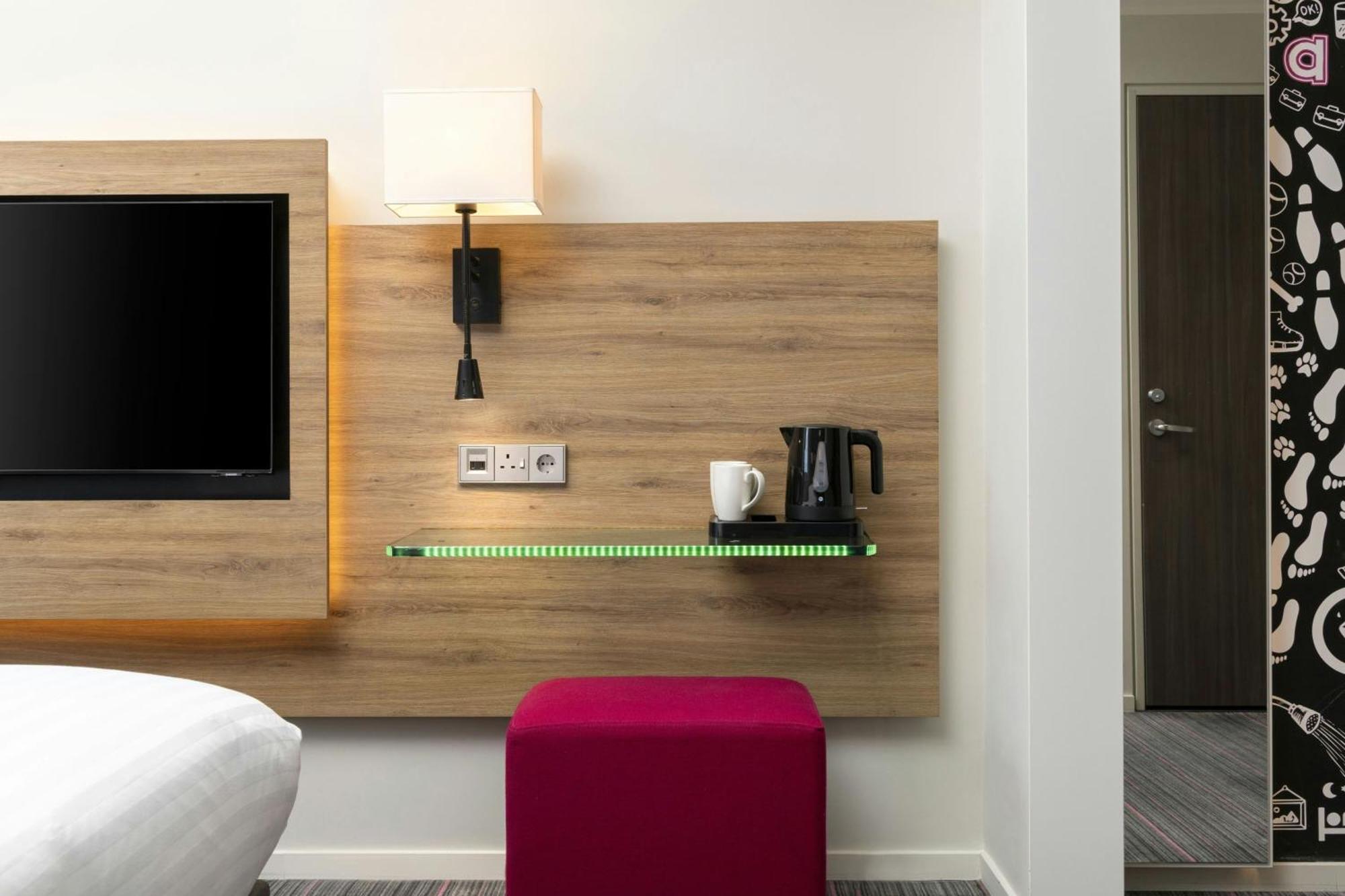 Moxy Queen Room