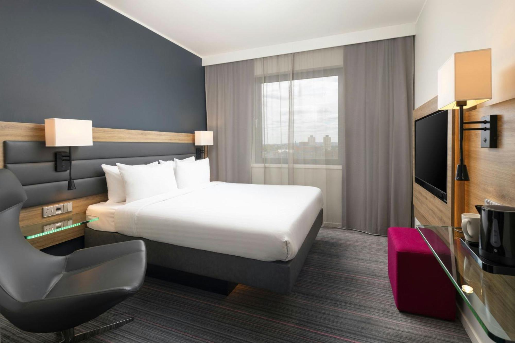 Moxy Queen Room
