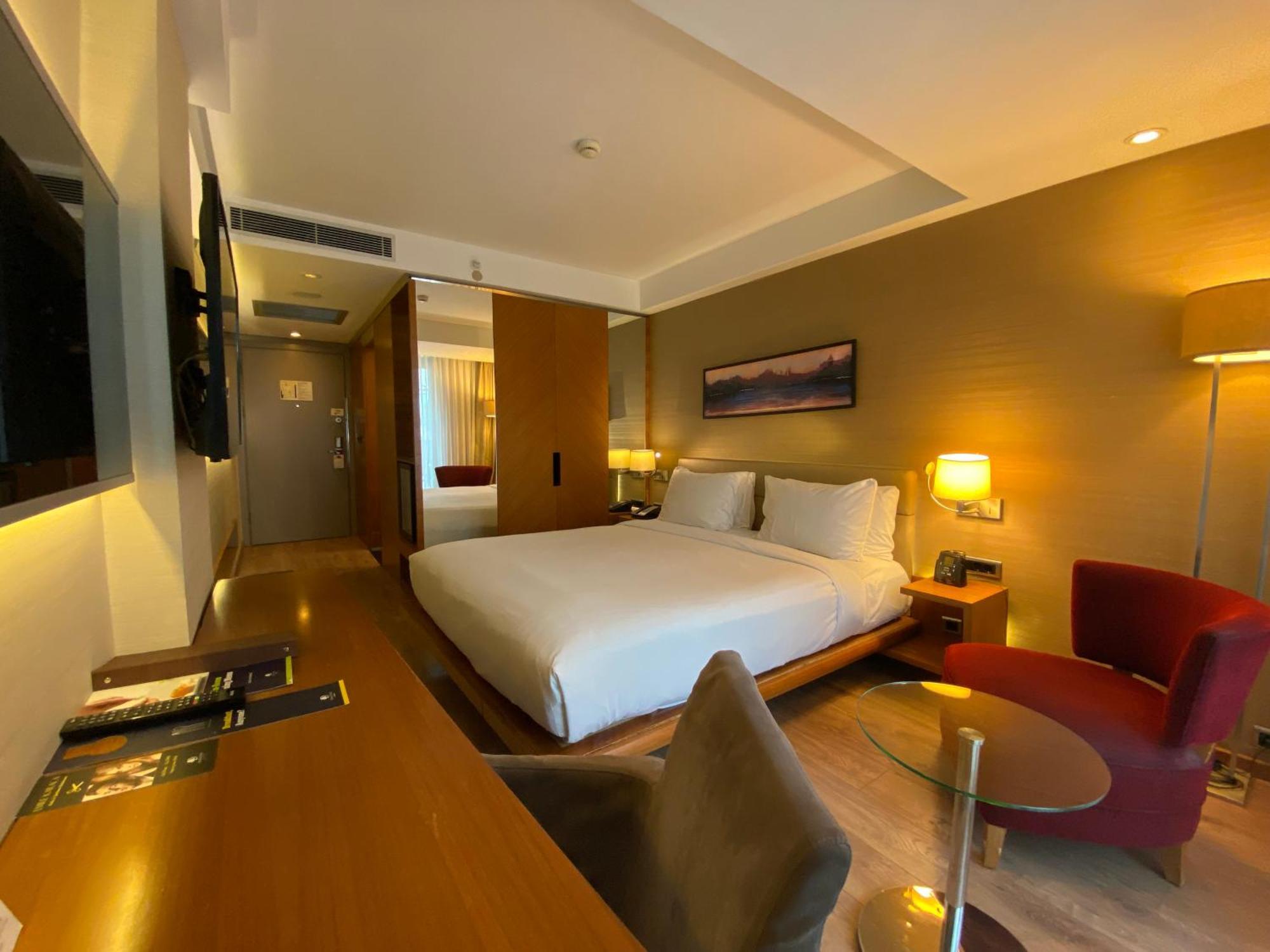 King Corner Room