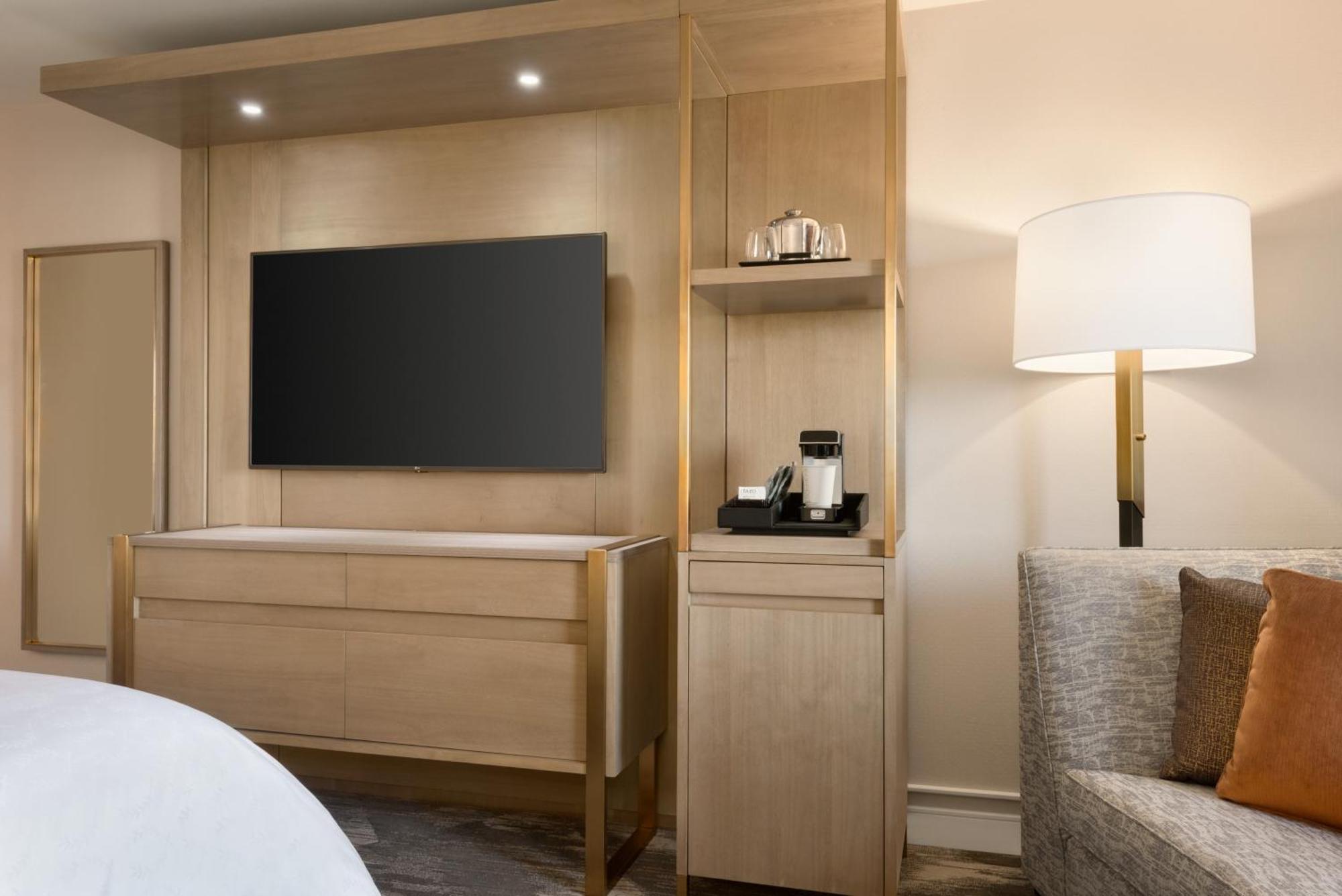 Preferred Club Level King Room
