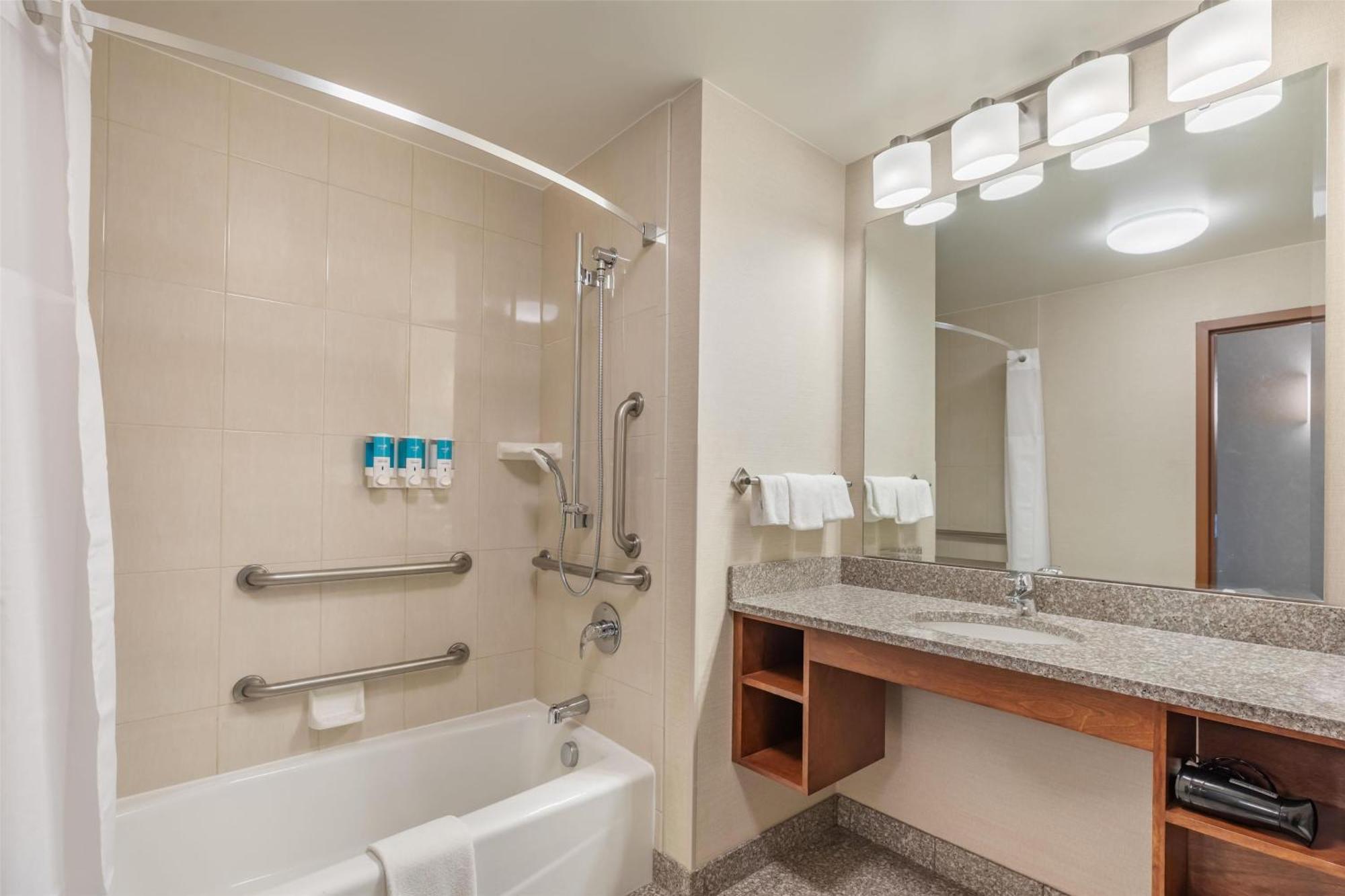 Deluxe Queen Room Two Queen Beds Accessible Tub