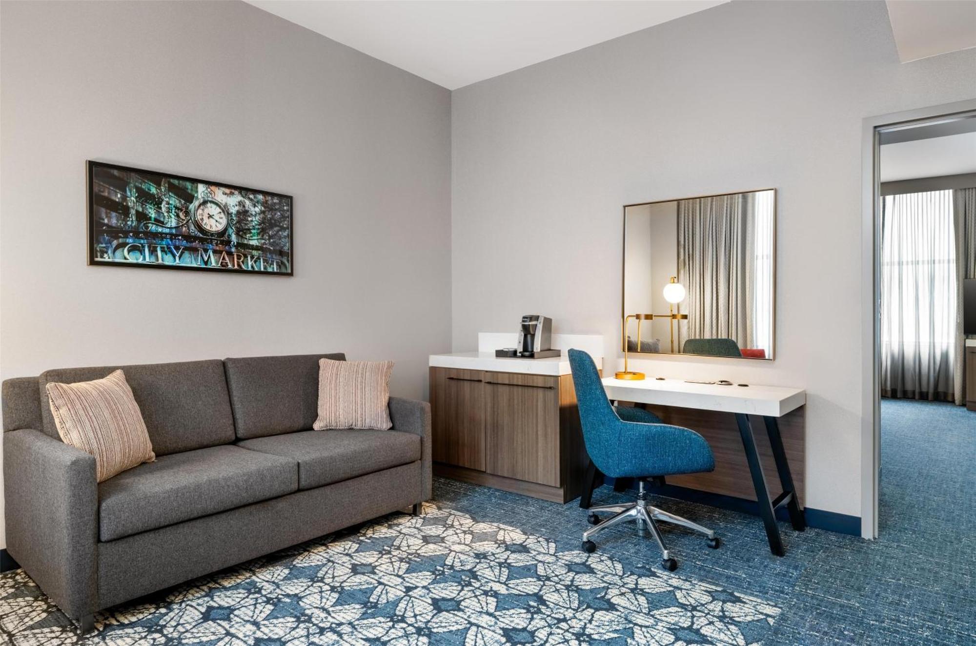 One-Bedroom Queen Suite Sofa Bed