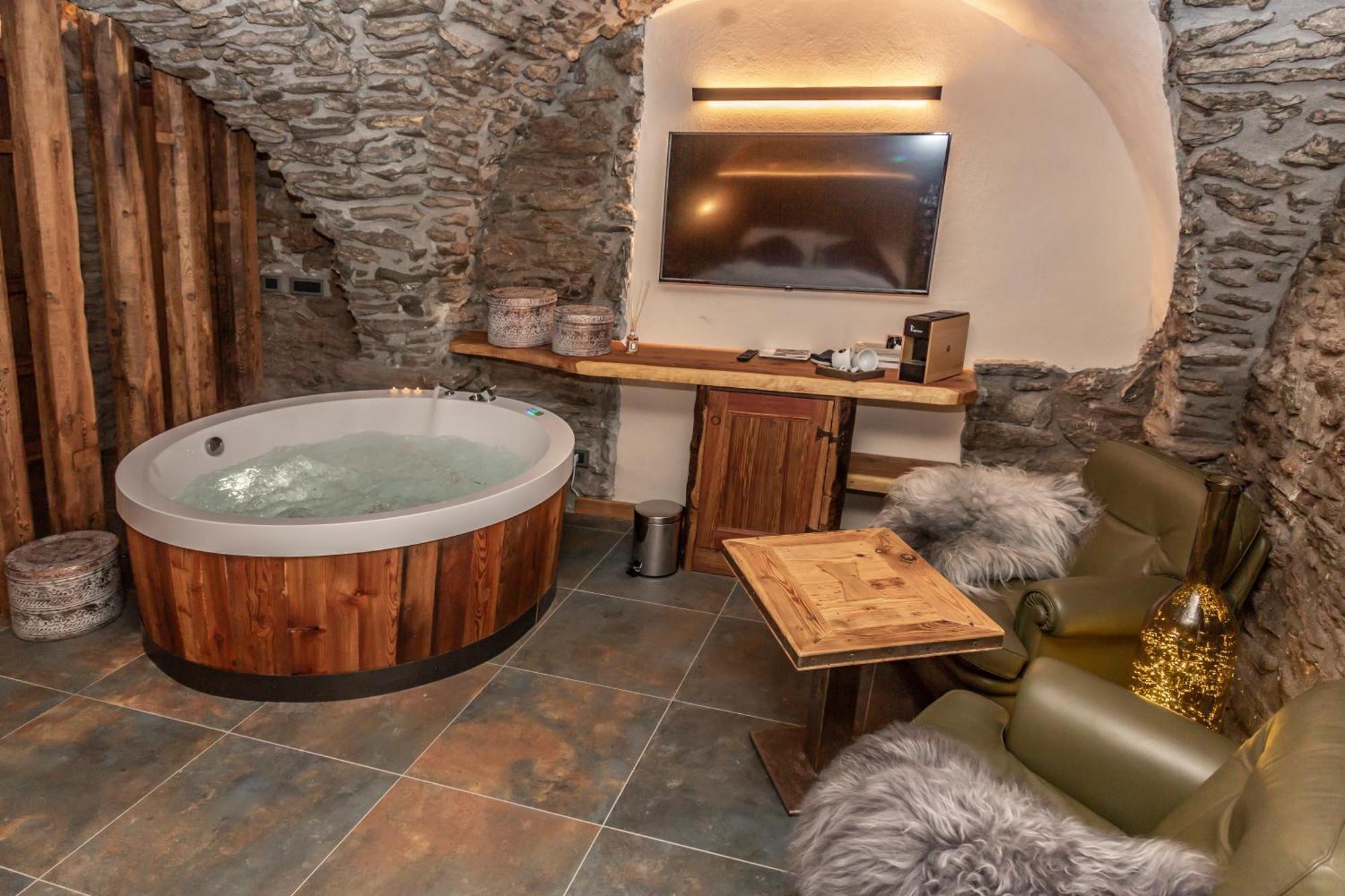 Deluxe Suite Spa Bath,1703560491:JPEG