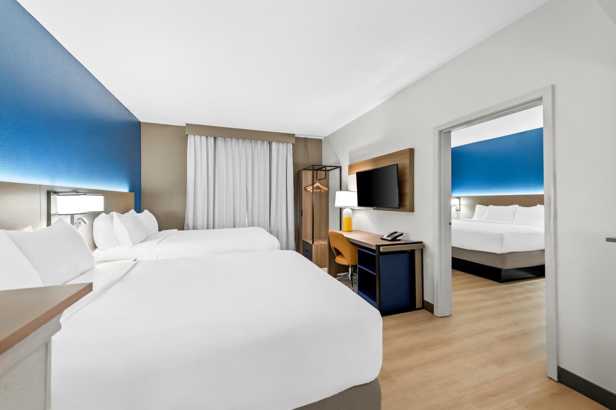 Suite with One King Bed and Two Queen Beds - Accessible/Non-Smoking