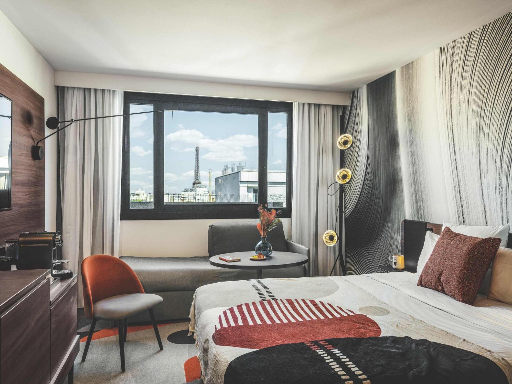 Executive Kamer met Tweepersoonsbed en Eenpersoonsslaapbank - Uitzicht op de Eiffeltoren
