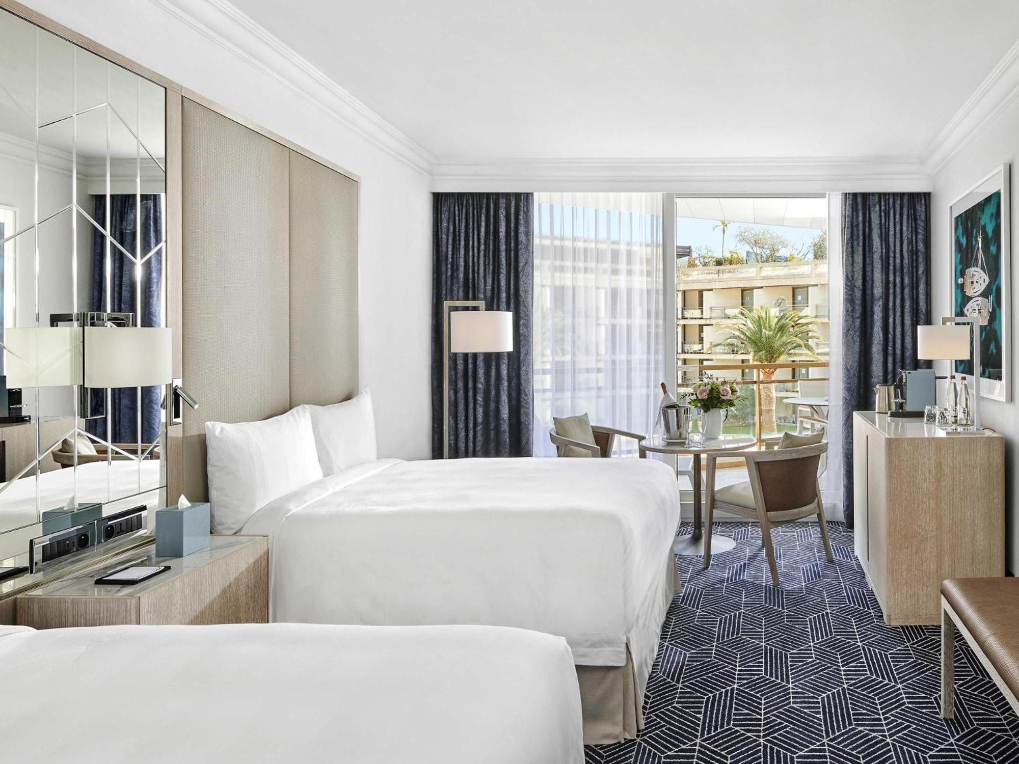 Fairmont Doppelzimmer mit zwei Doppelbetten und Gartenblick
