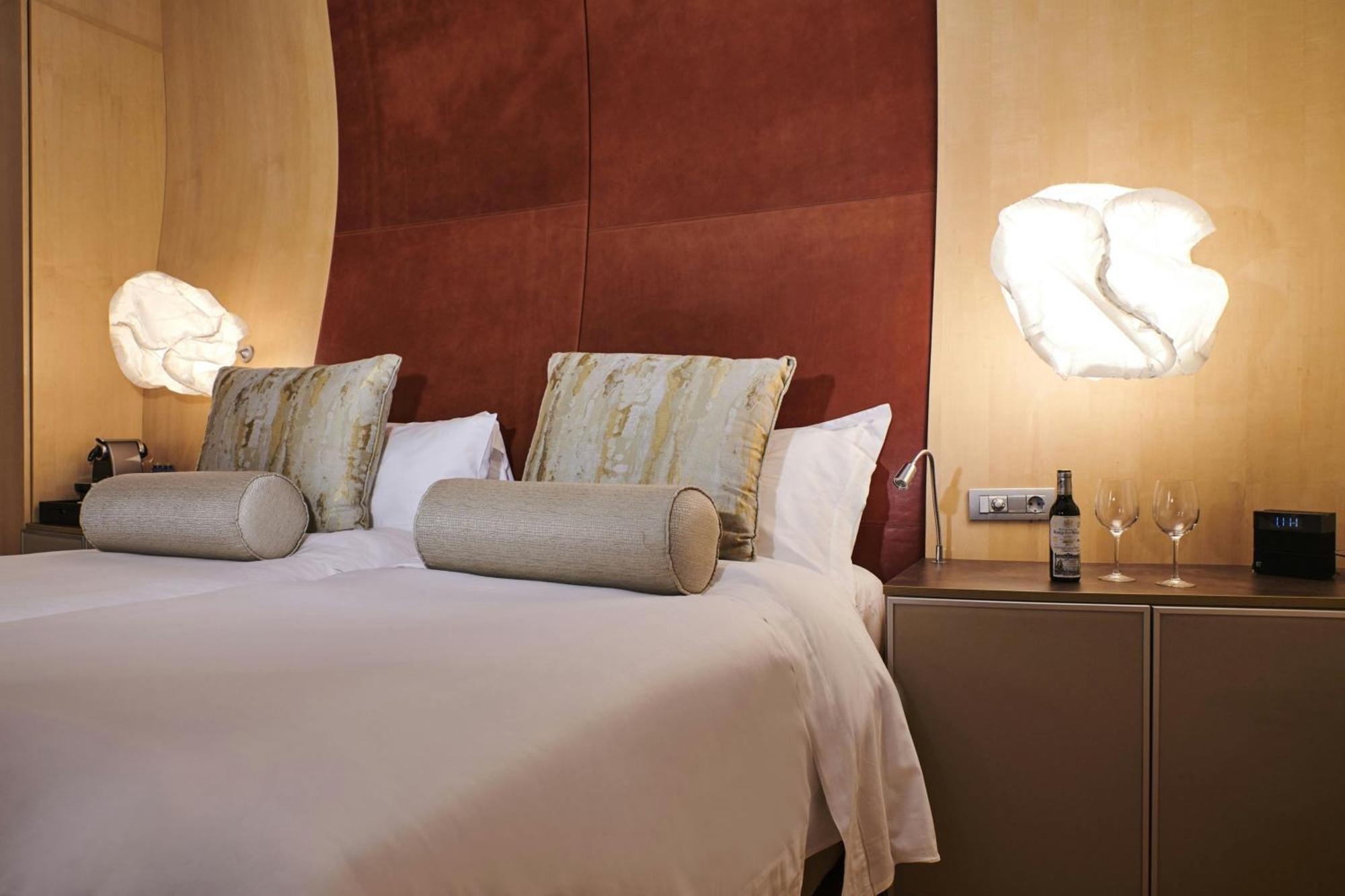 Premium Gehry Guest room 1 King Elciego village view