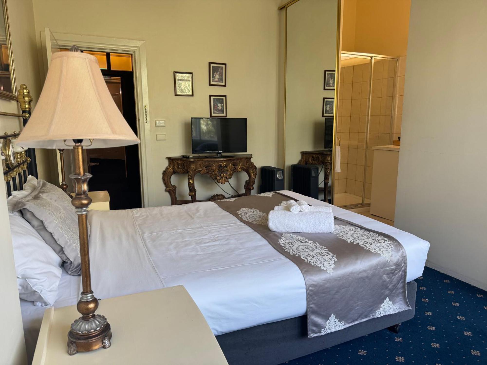 Deluxe Queen Room