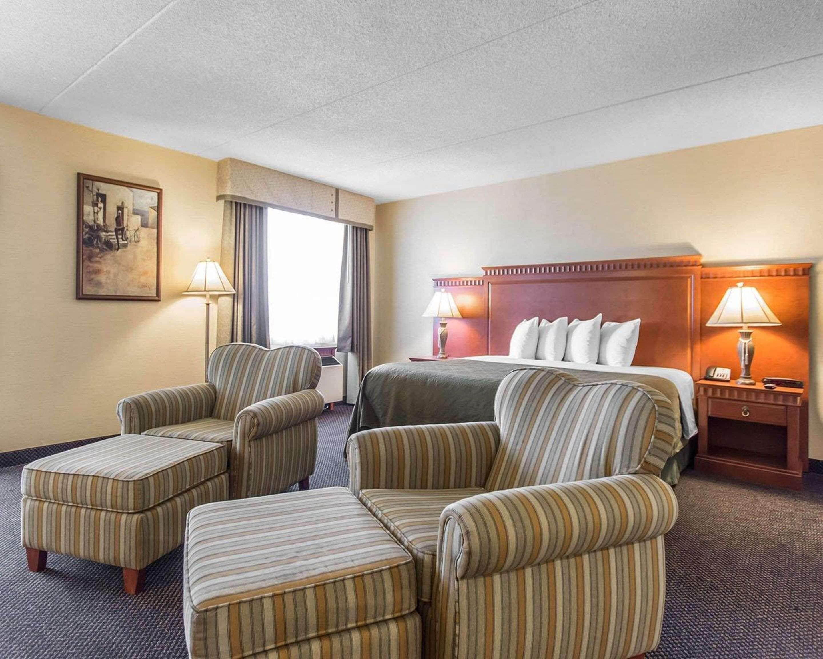 Junior King Suite with Whirlpool - Non-Smoking