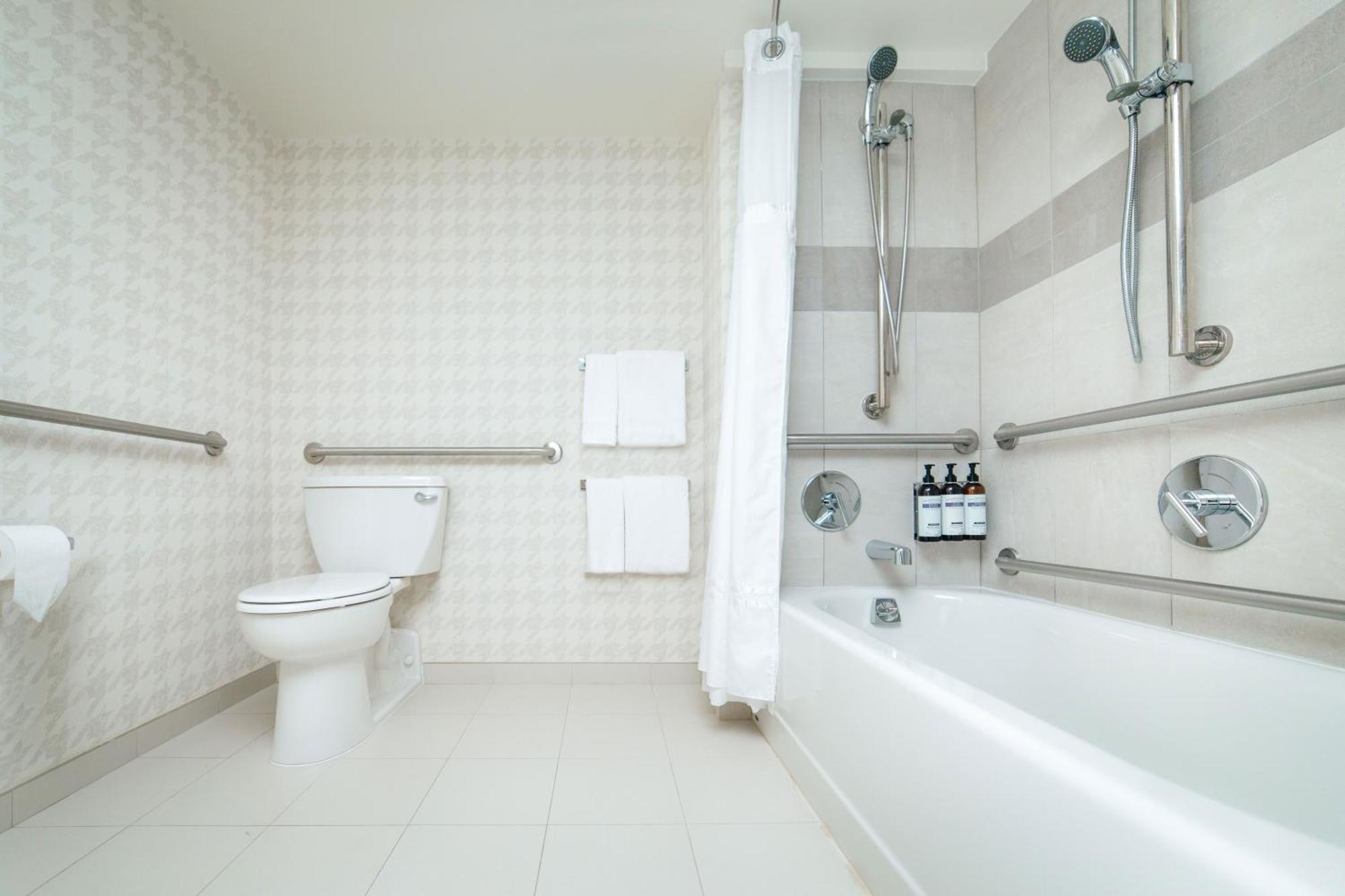 Quarto Duplo com 2 Camas de Casal e Banheira Acessível para Hóspedes com Mobilidade Reduzida