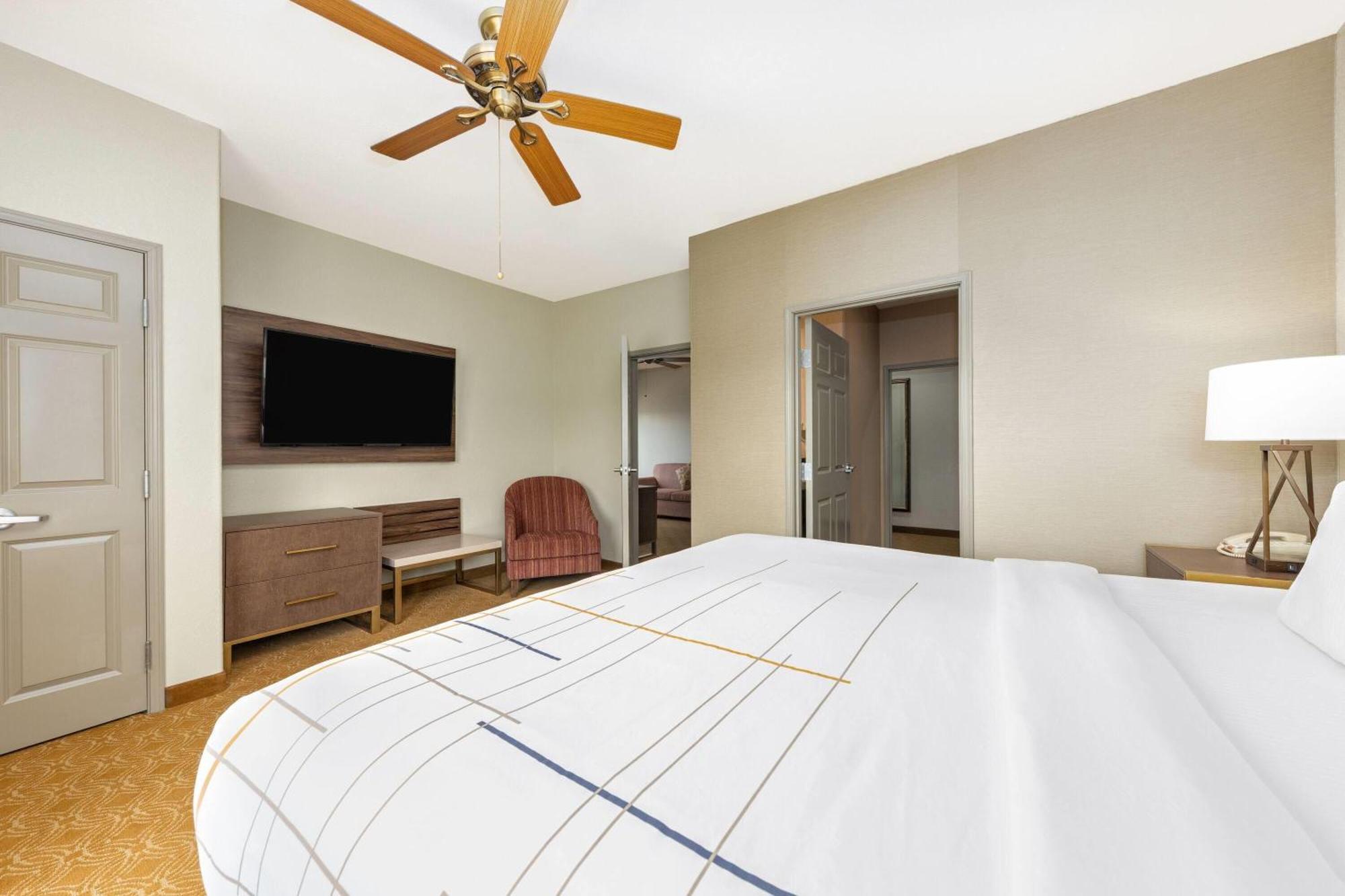Two-Room King Suite Balcony Lake View Upper Floor,1706825872:JPEG