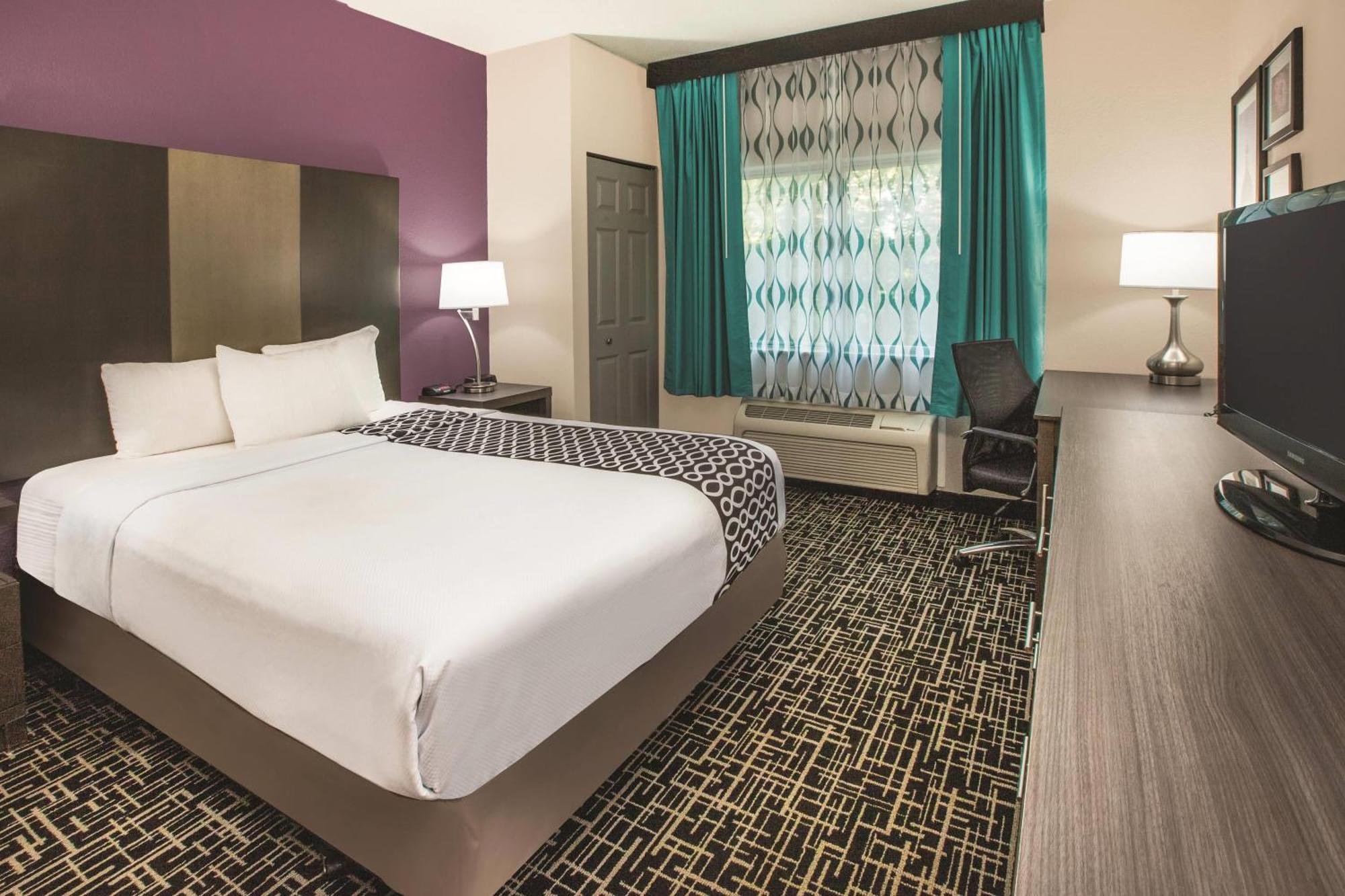 Queen Room with Mobility/Hearing Access - Non-Smoking