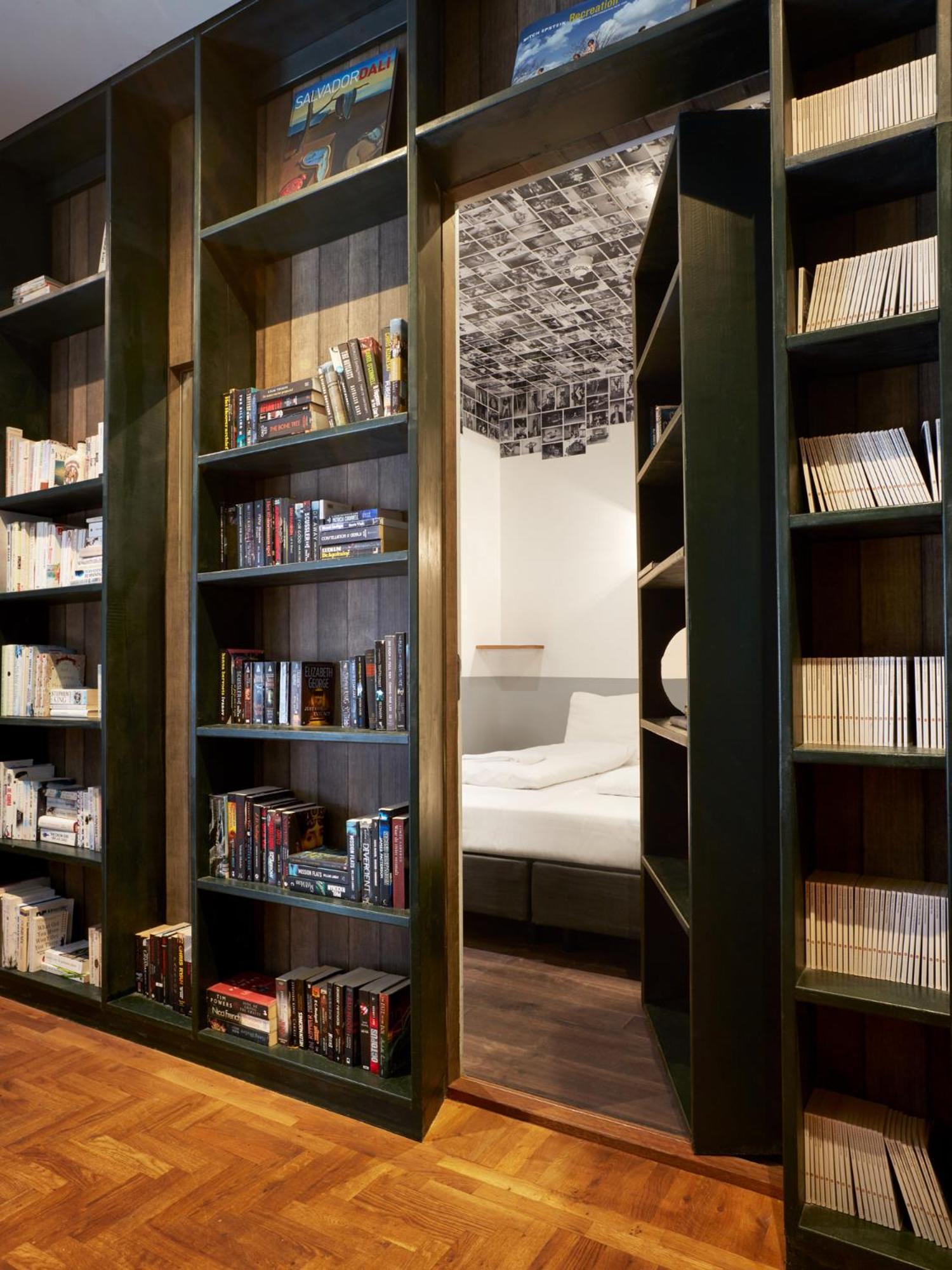 Quarto Secret Bookcase M (Banheiro Compartilhado)