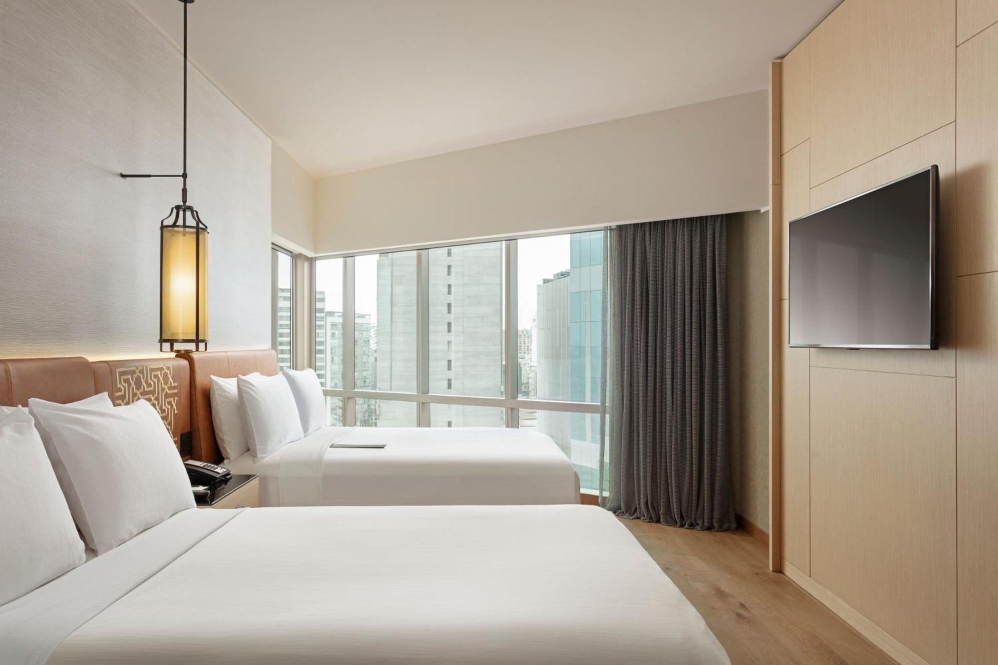 Urban Queen Room