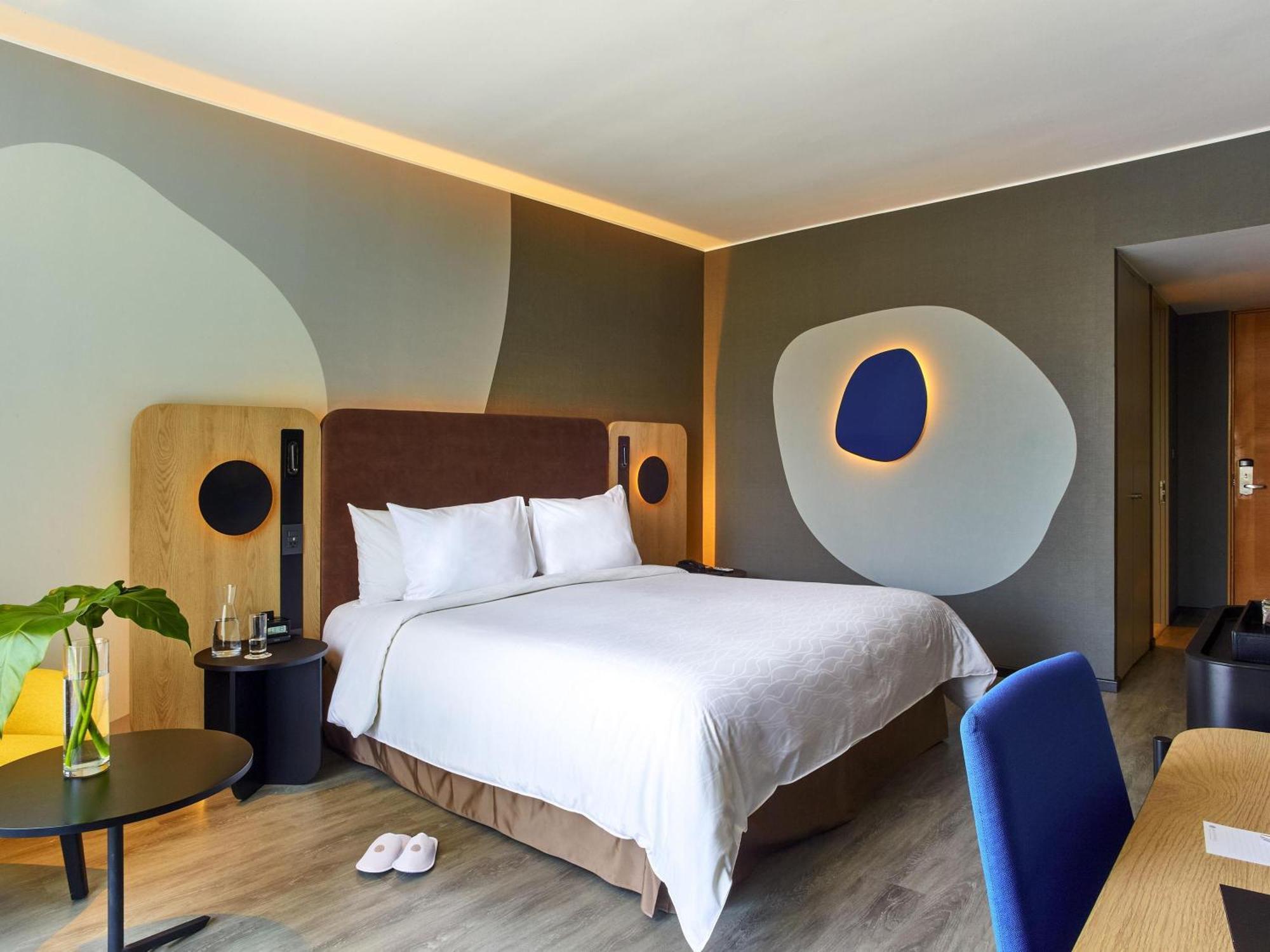 Deluxe king bed room