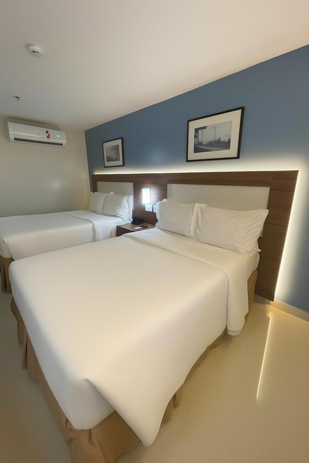 Quarto Duplo Standard com 2 Camas de Casal