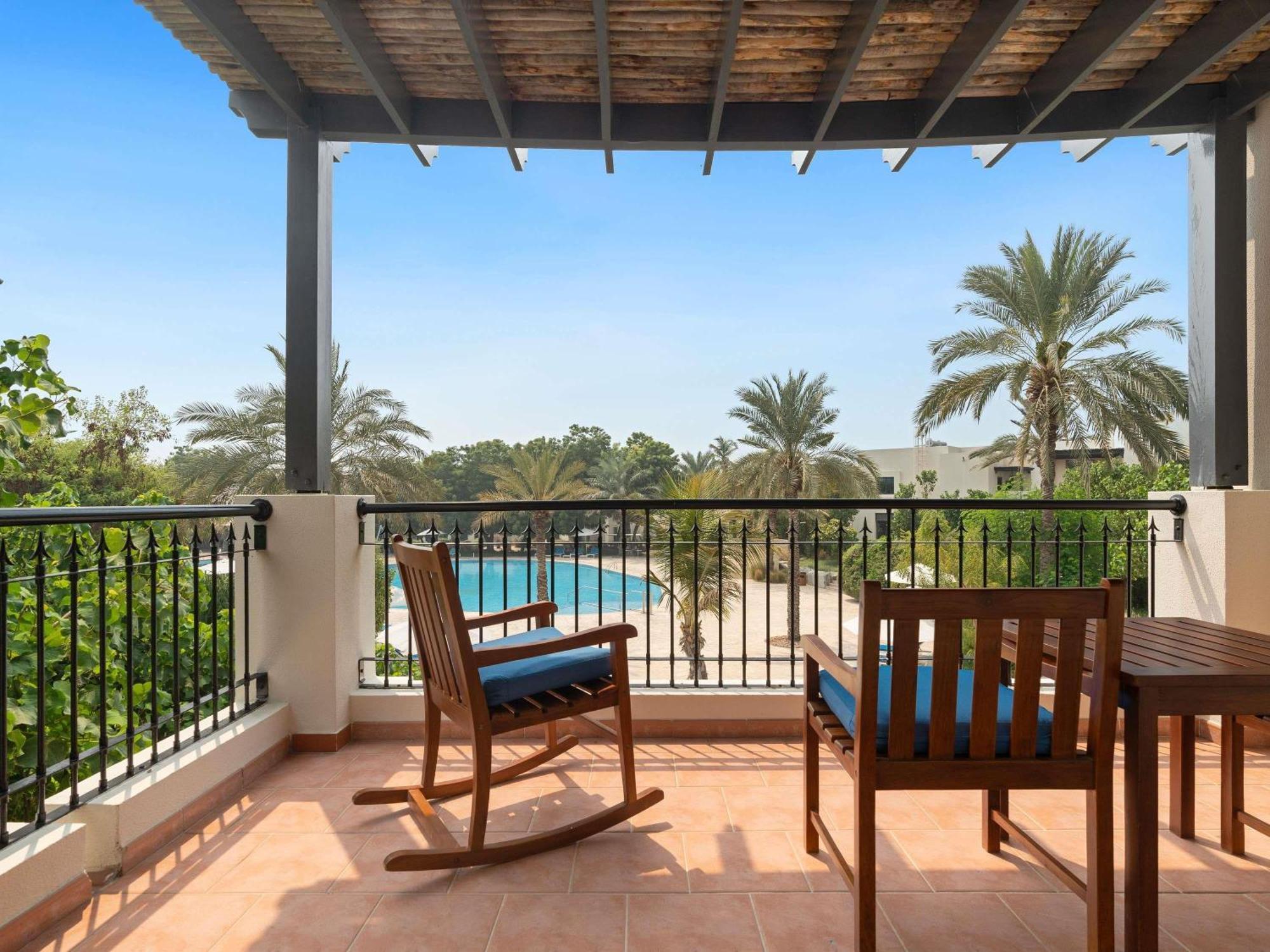 Familienzimmer mit Poolblick