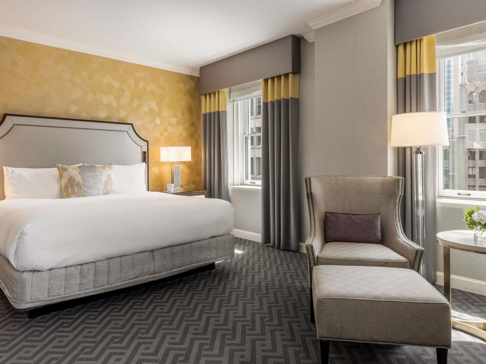 Deluxe King Room with View - Corner Room