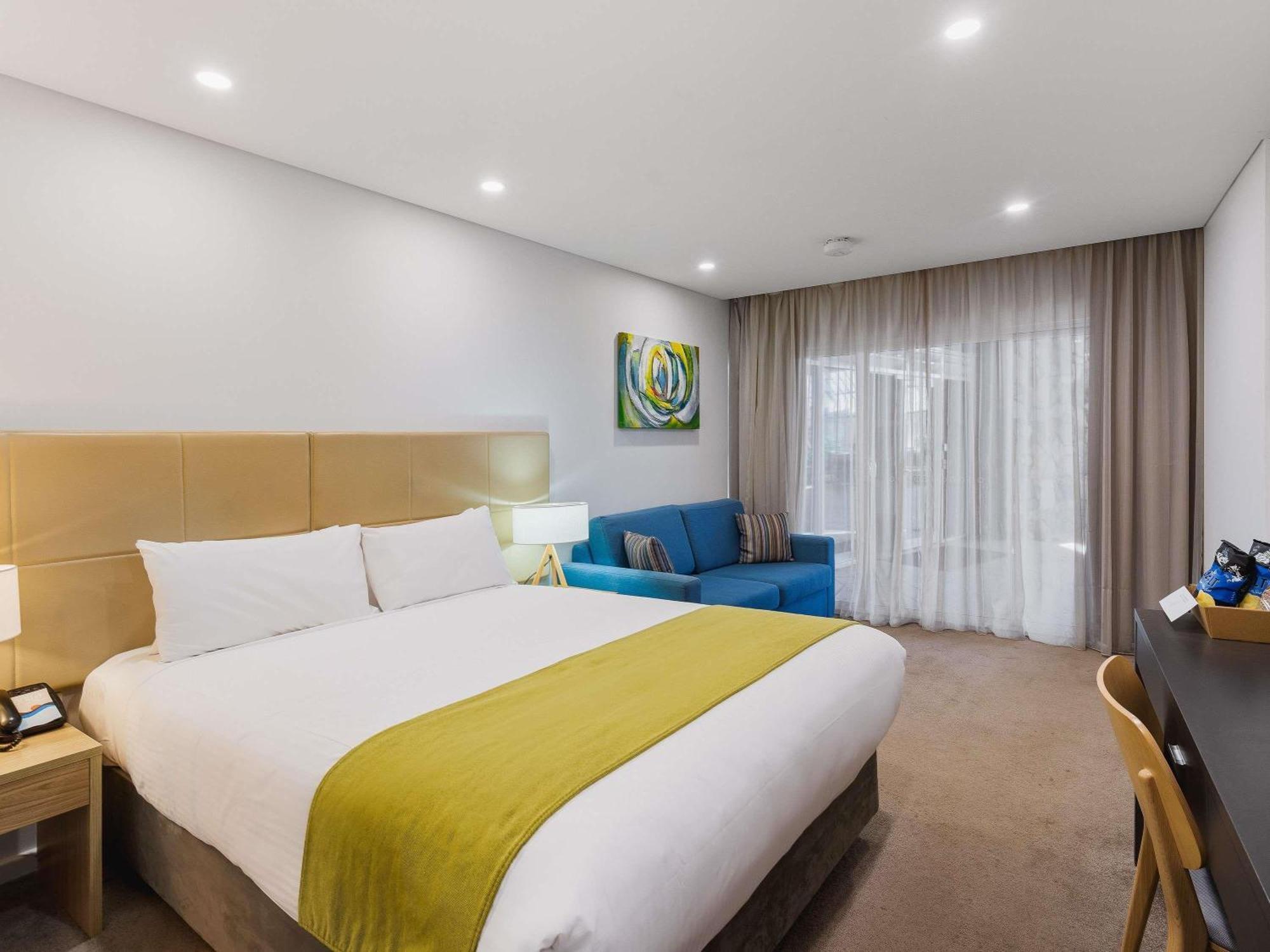 Standard Room One Queen Bed Pool Side