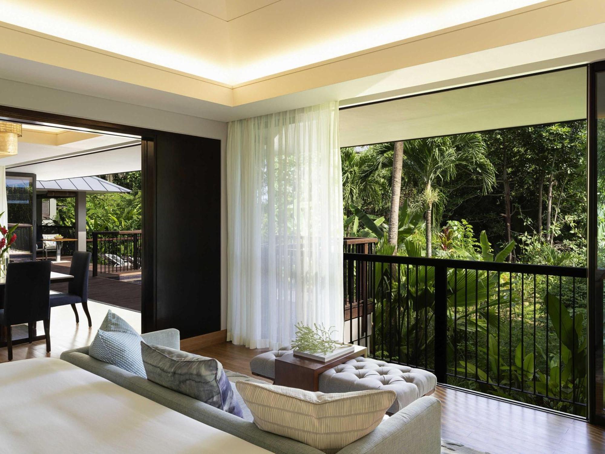 Grand Villa mit Pool und Gartenblick – Hanglage