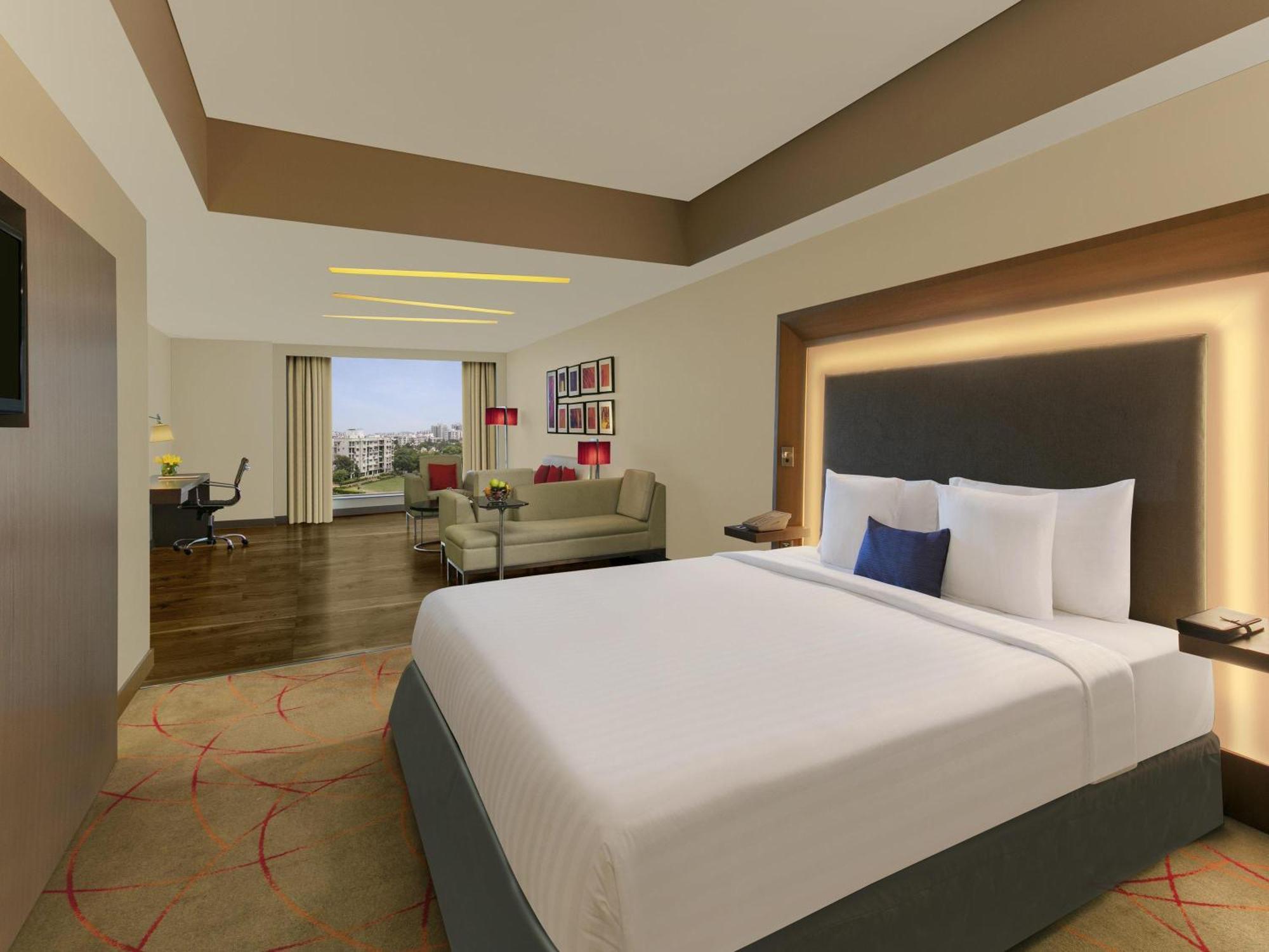 Pet Friendly Studio Suite Living-cum-bedroom Kitchenette Premier Lounge access on Food & Beverage Laundry SPA
