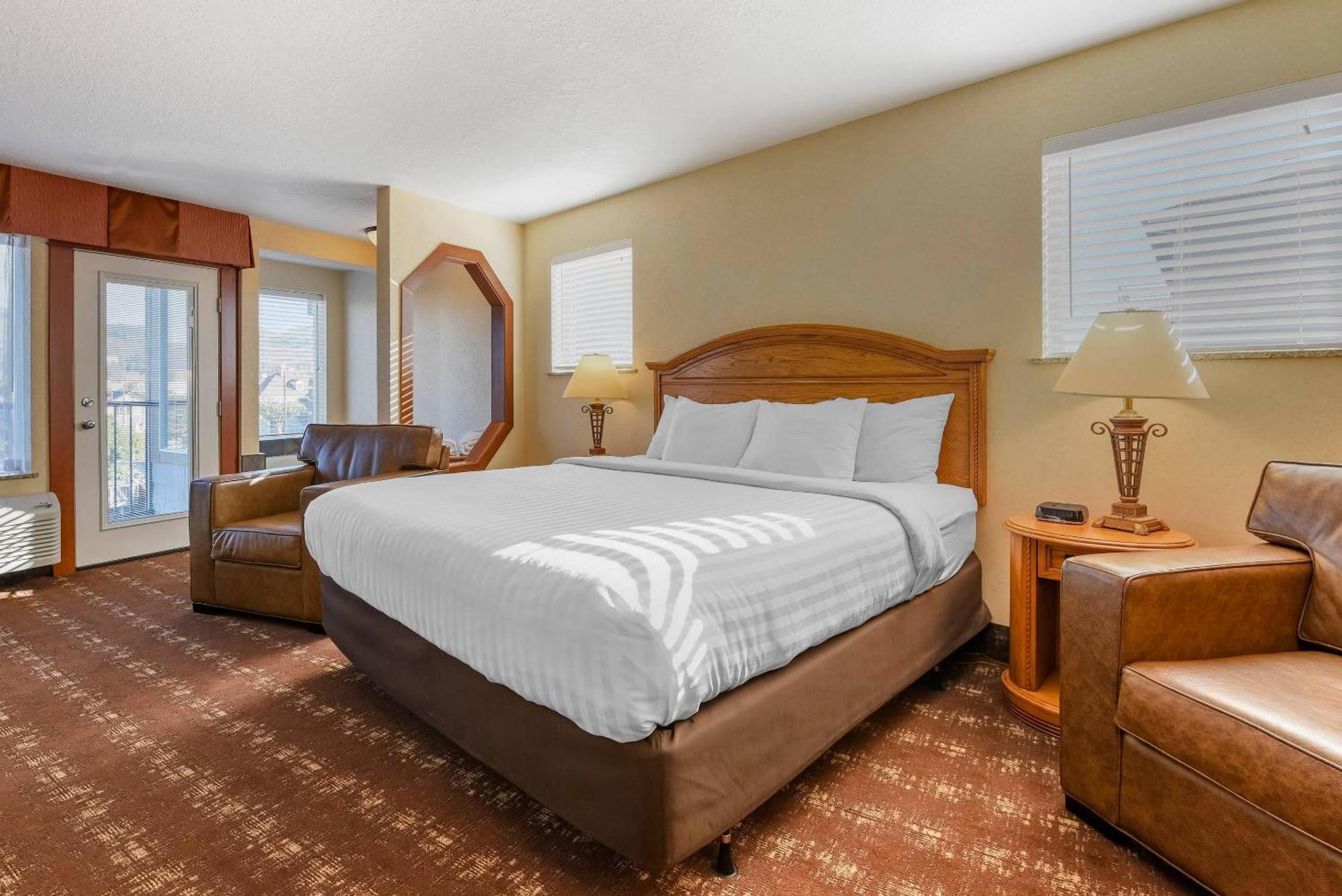 King Jacuzzi Suite Mobility Accessible w or Tub Non Smoking or No Pets,1722952665:JPEG