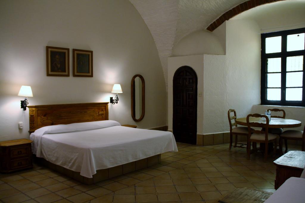 Habitación con cama extragrande.