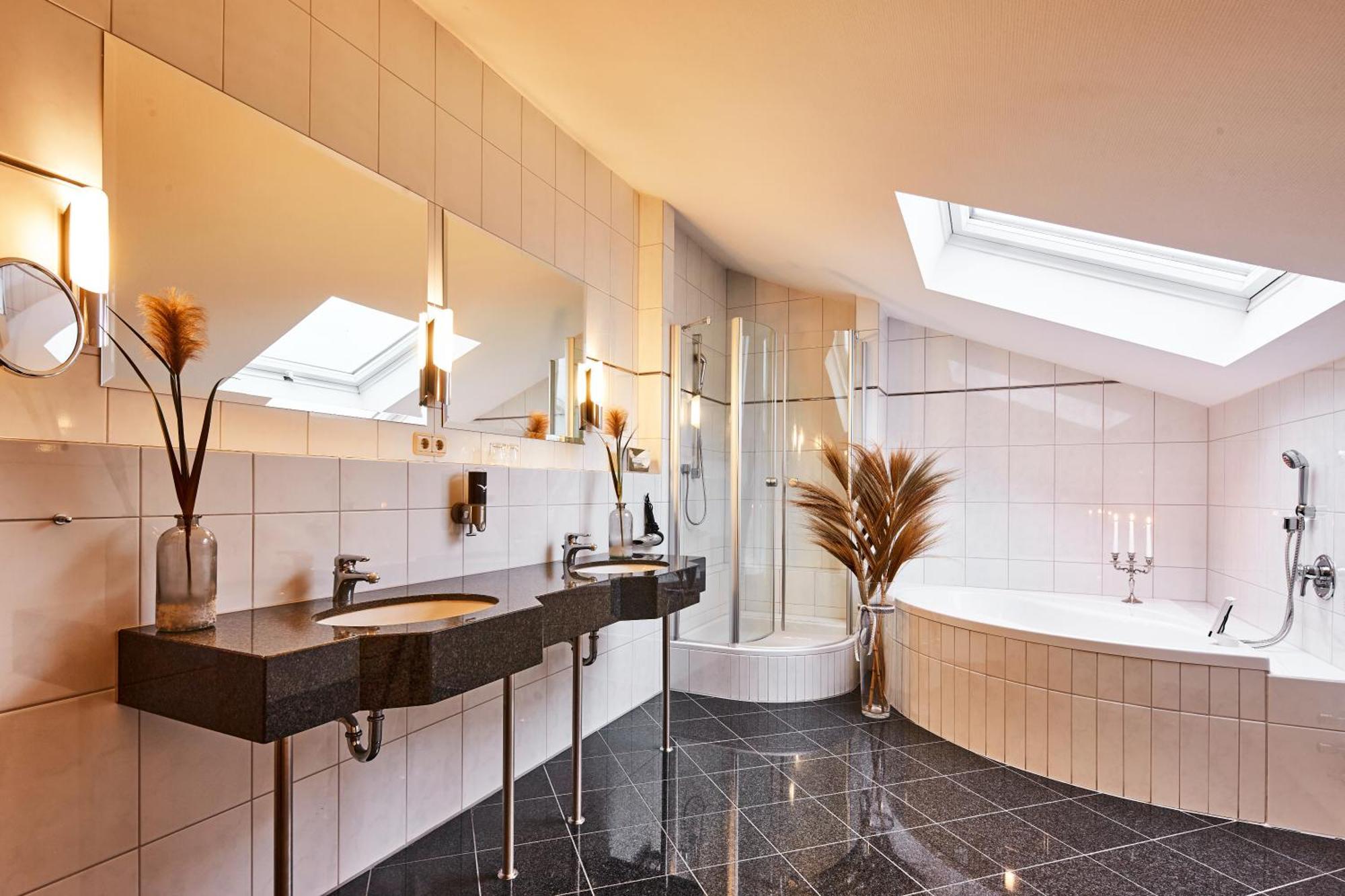 Deluxe Suite mit Whirlpool-Badewanne