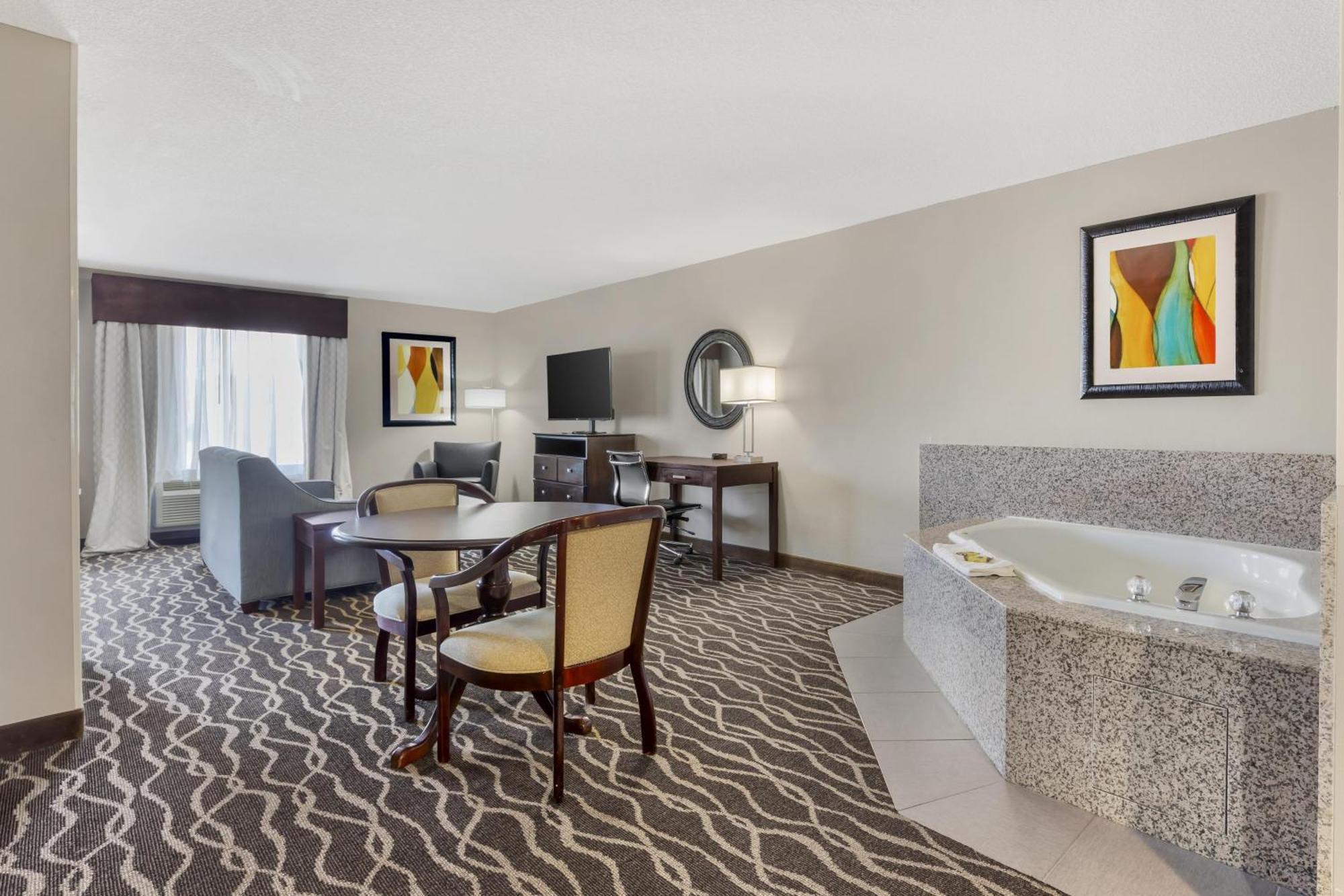 Deluxe King Suite with Spa Bath - Non-Smoking