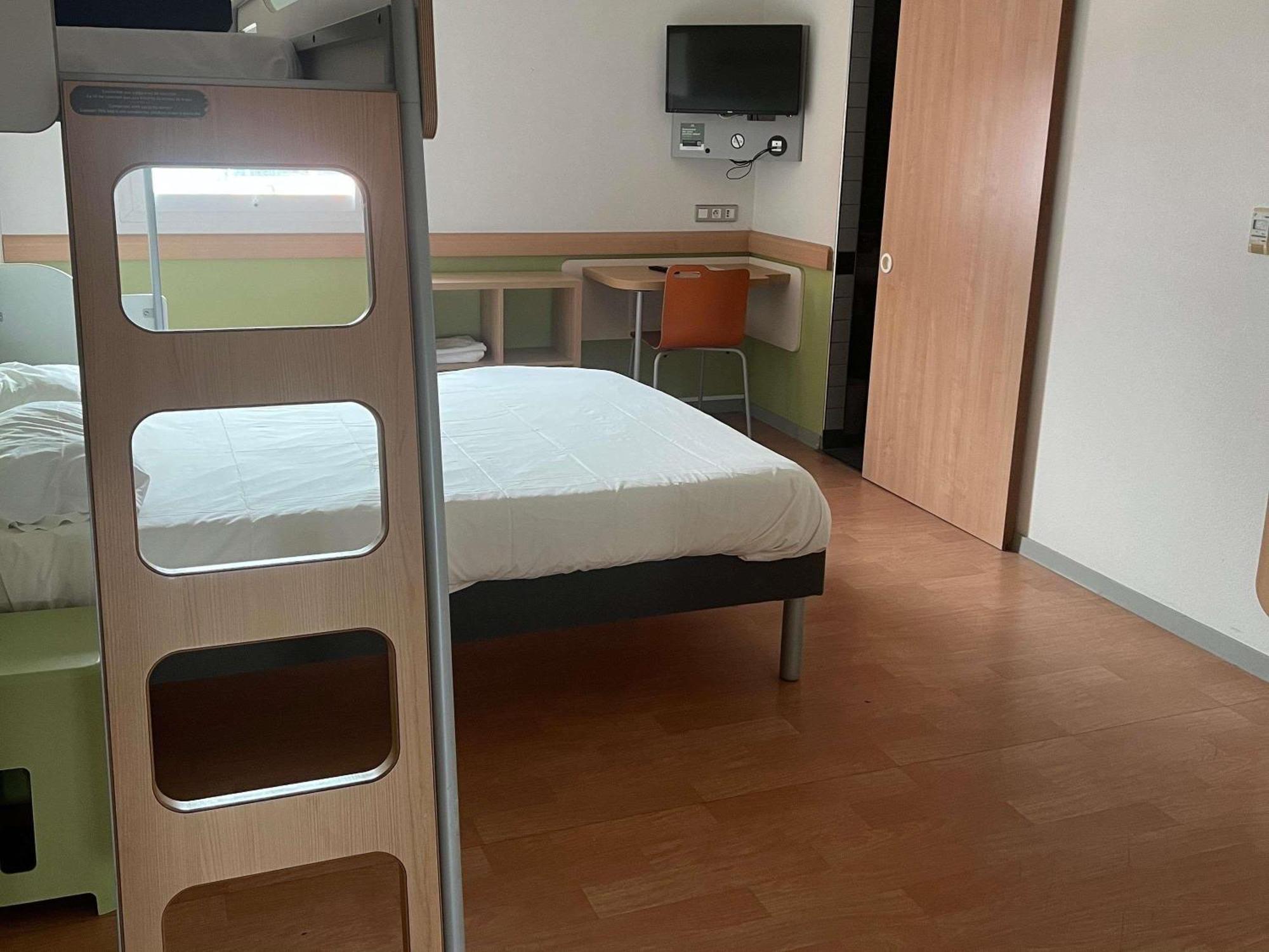 Chambre Lit King-Size pour Personnes à Mobilité Réduite
