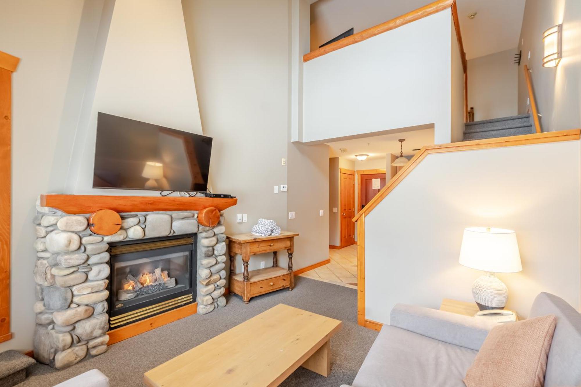 One-Bedroom Loft with Kitchen