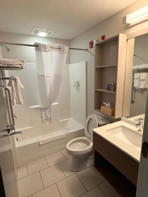 Queen Room with Mobility/Hearing Access - Non-Smoking