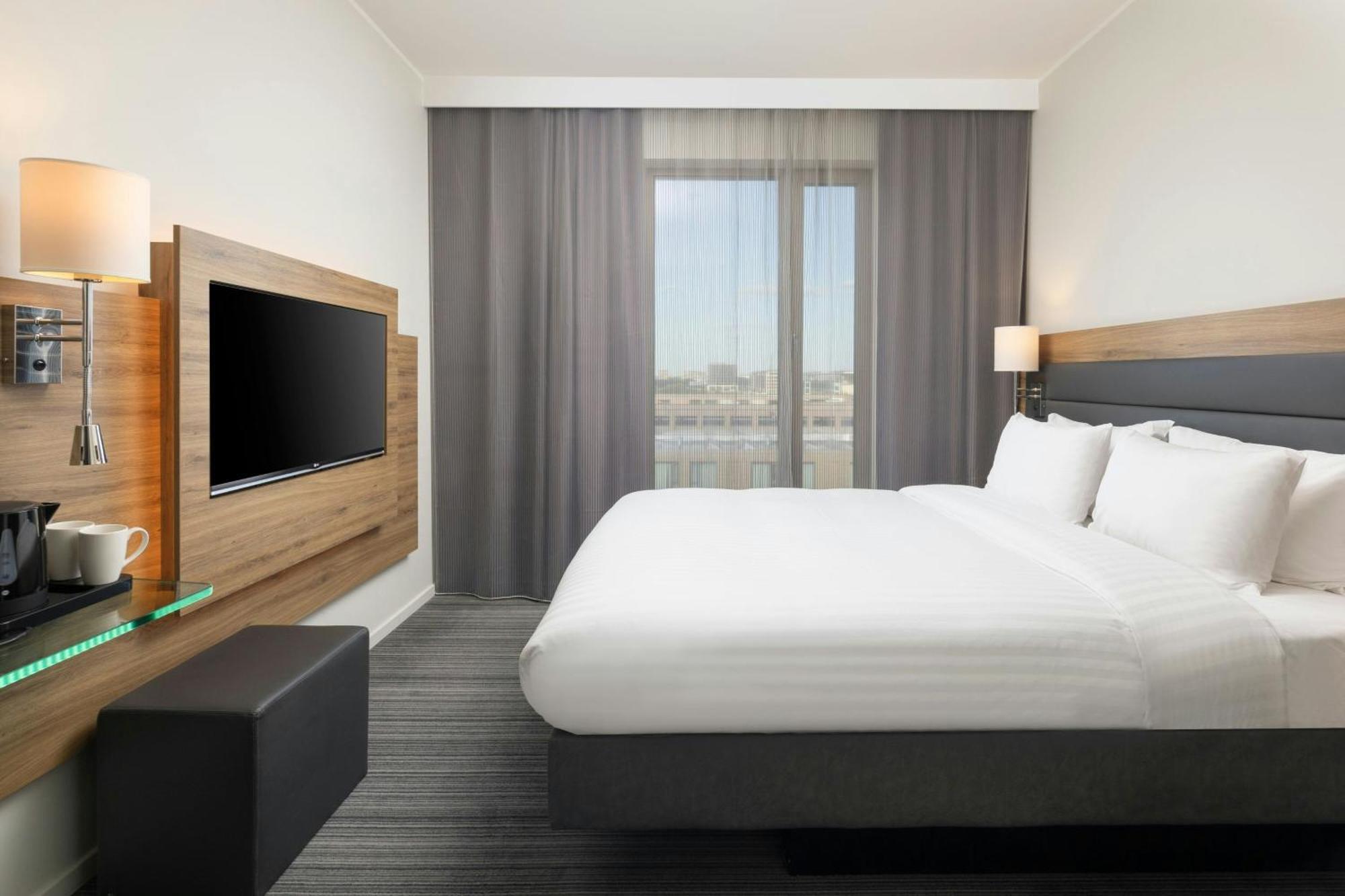 Moxy Queen Room