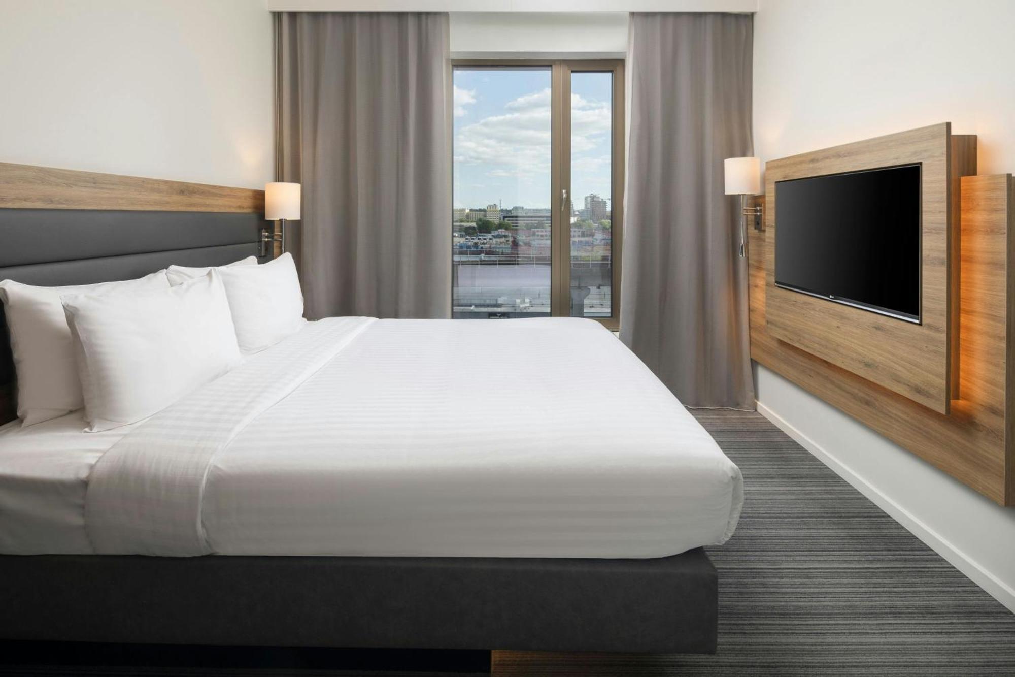 Moxy Queen Room