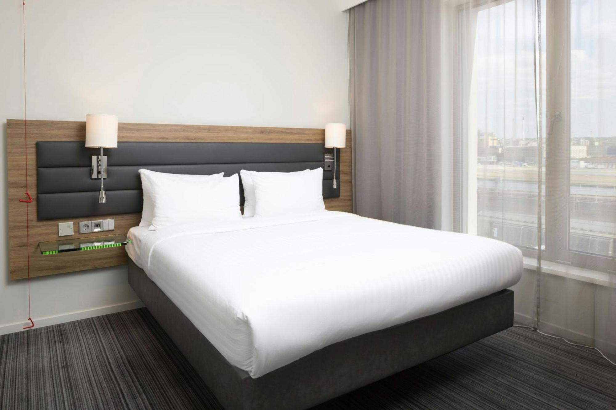 Moxy Queen Room