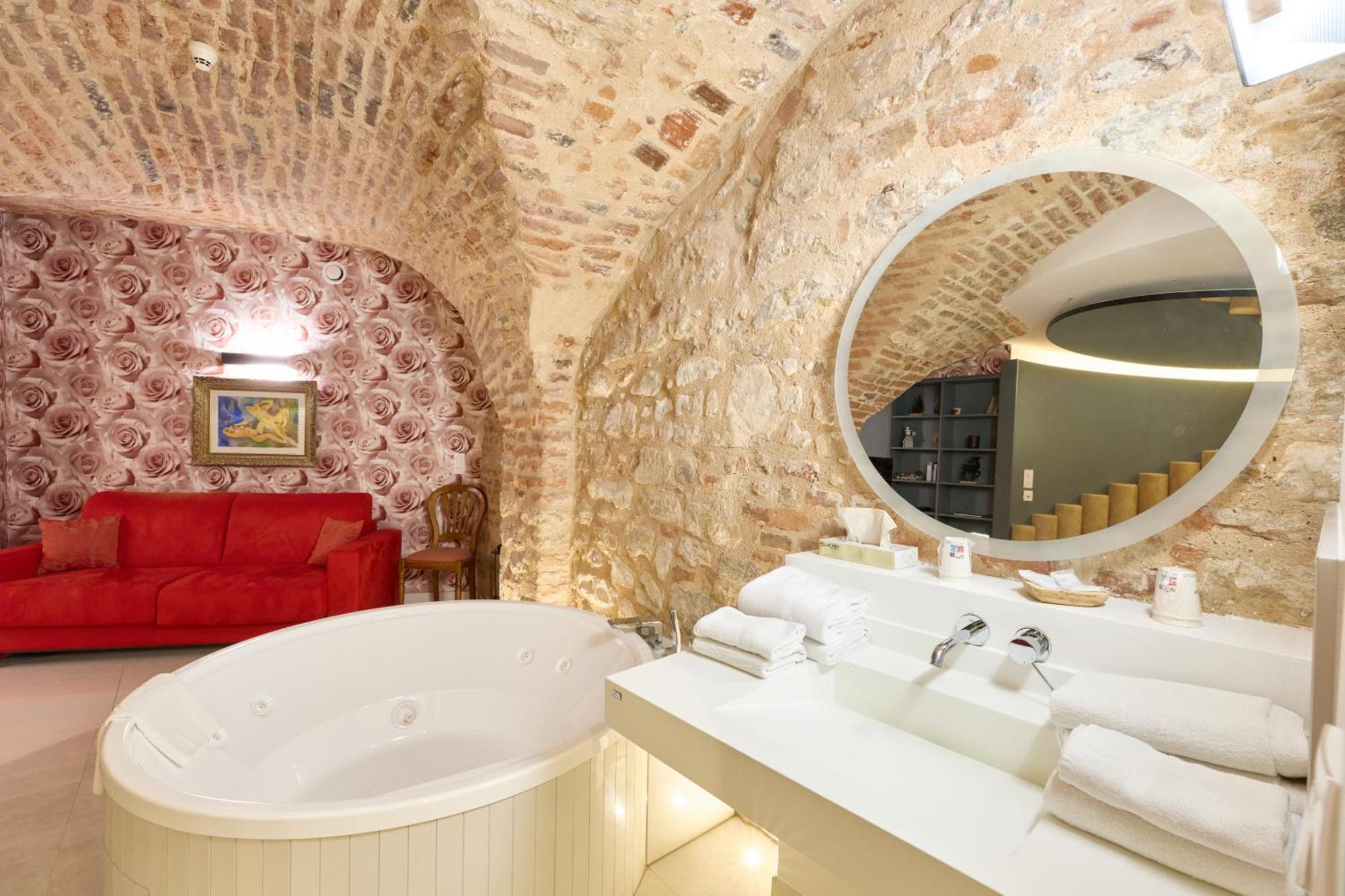 Suite de la Rose without windows