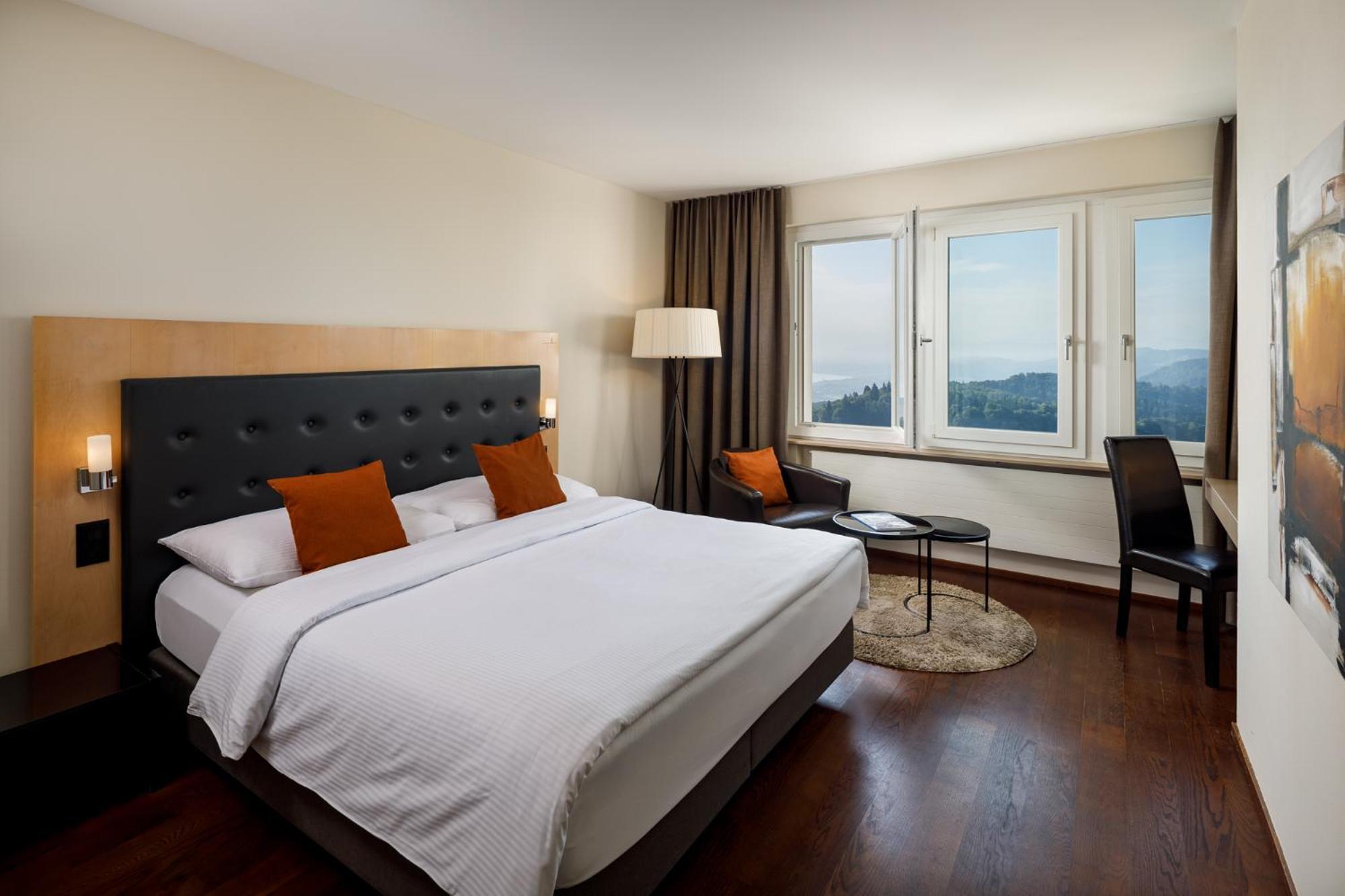 Panorama-Zimmer mit Berg- und Seeblick