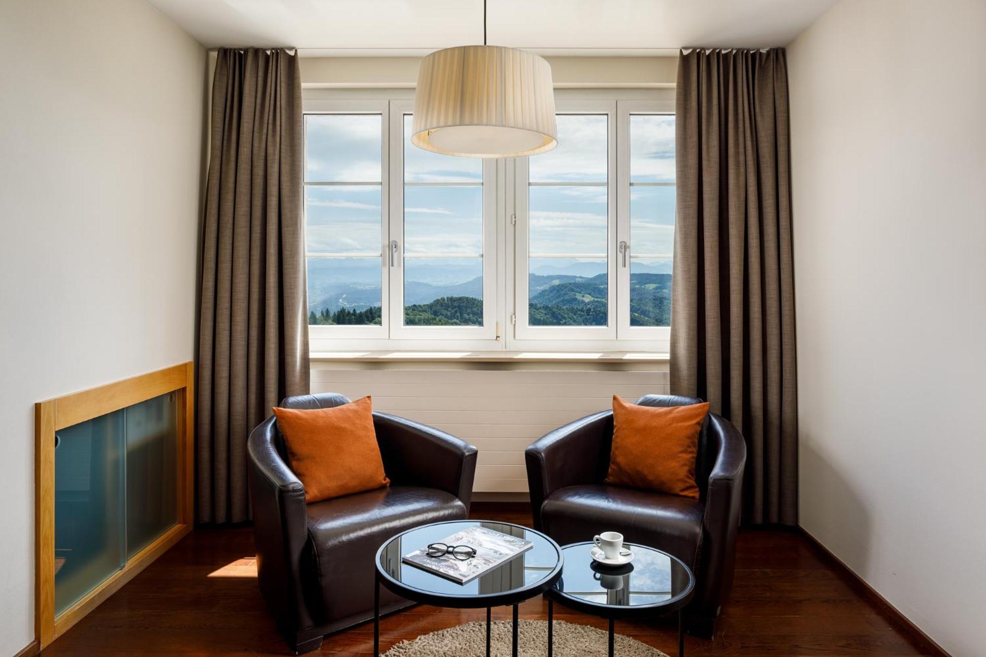 Dreibettzimmer mit Alpen- und Seeblick
