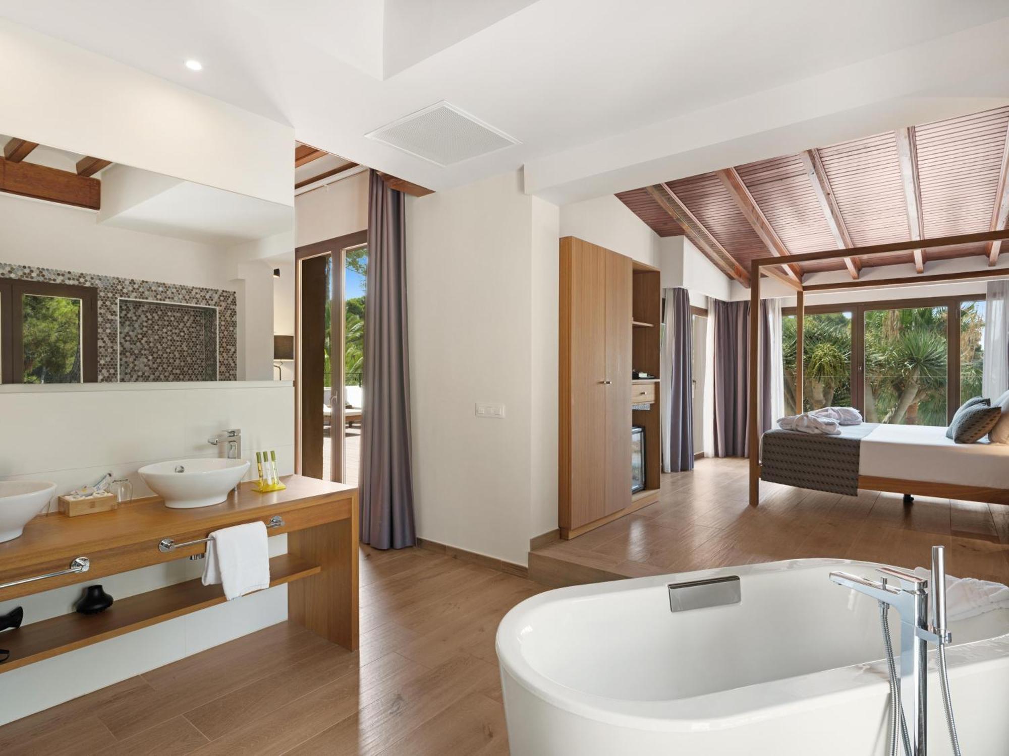 Gold Level Suite - Adults Only (+16)