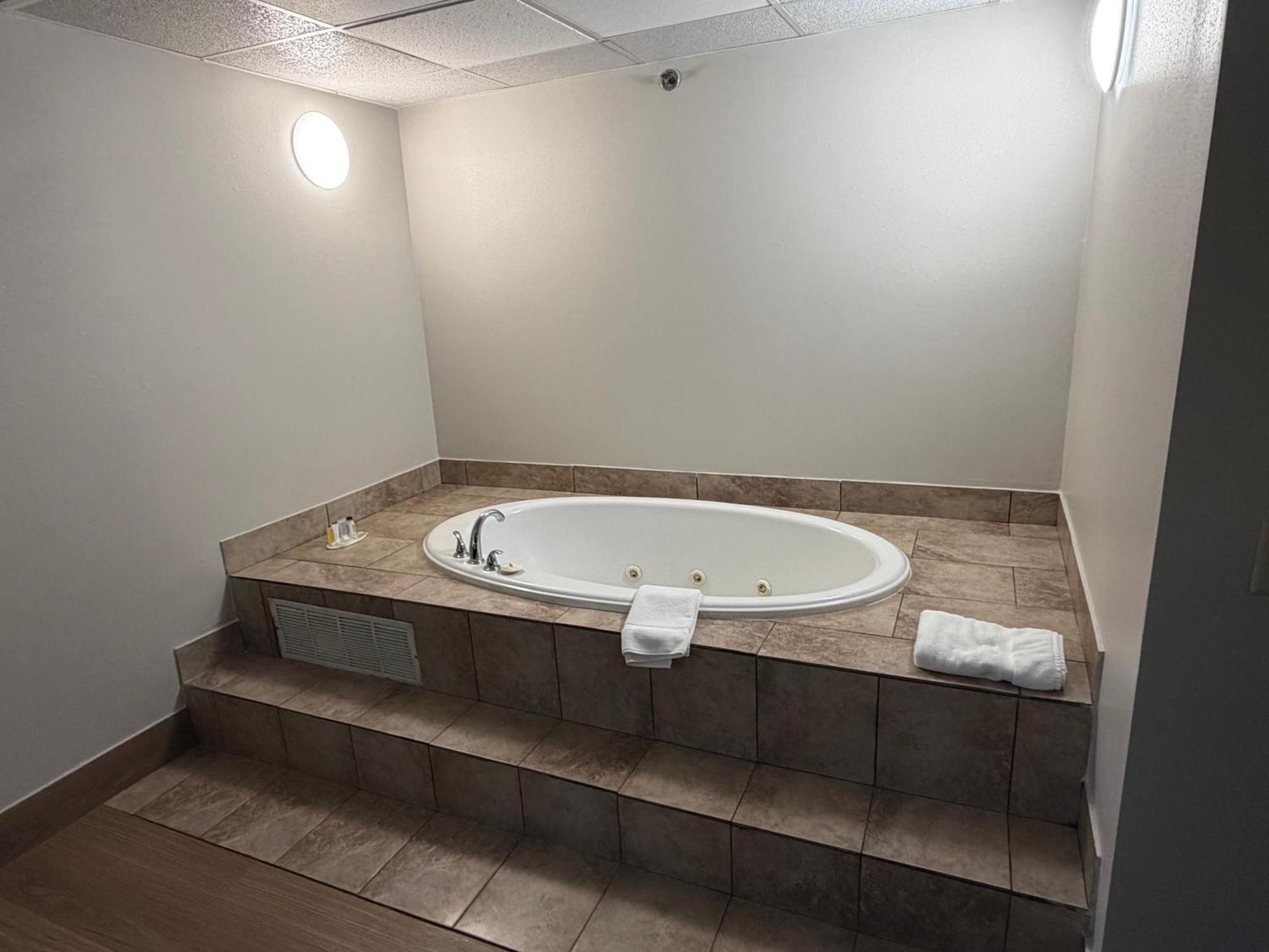 Deluxe King Room Spa Bath Smoking,1742631609:JPEG