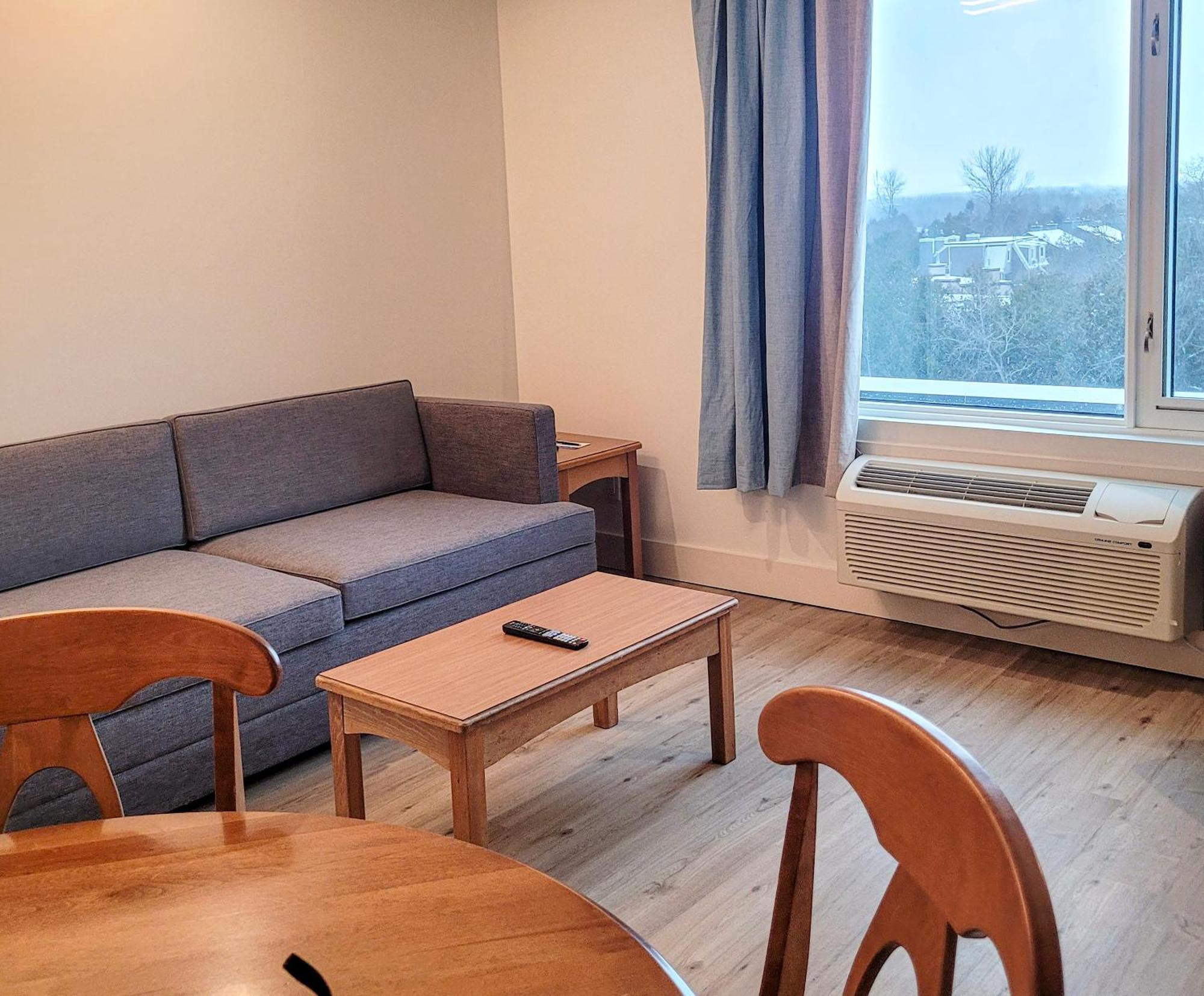 One bedroom Efficiency Suite, Queen Bed