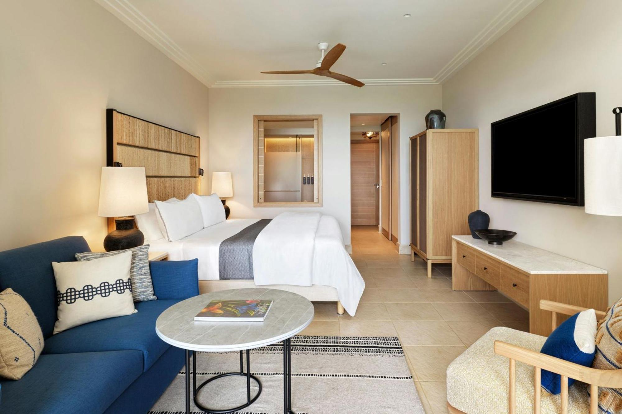 Deluxe Partial Sea View, Guest room, 1 King, Sofa bed, Balcony
