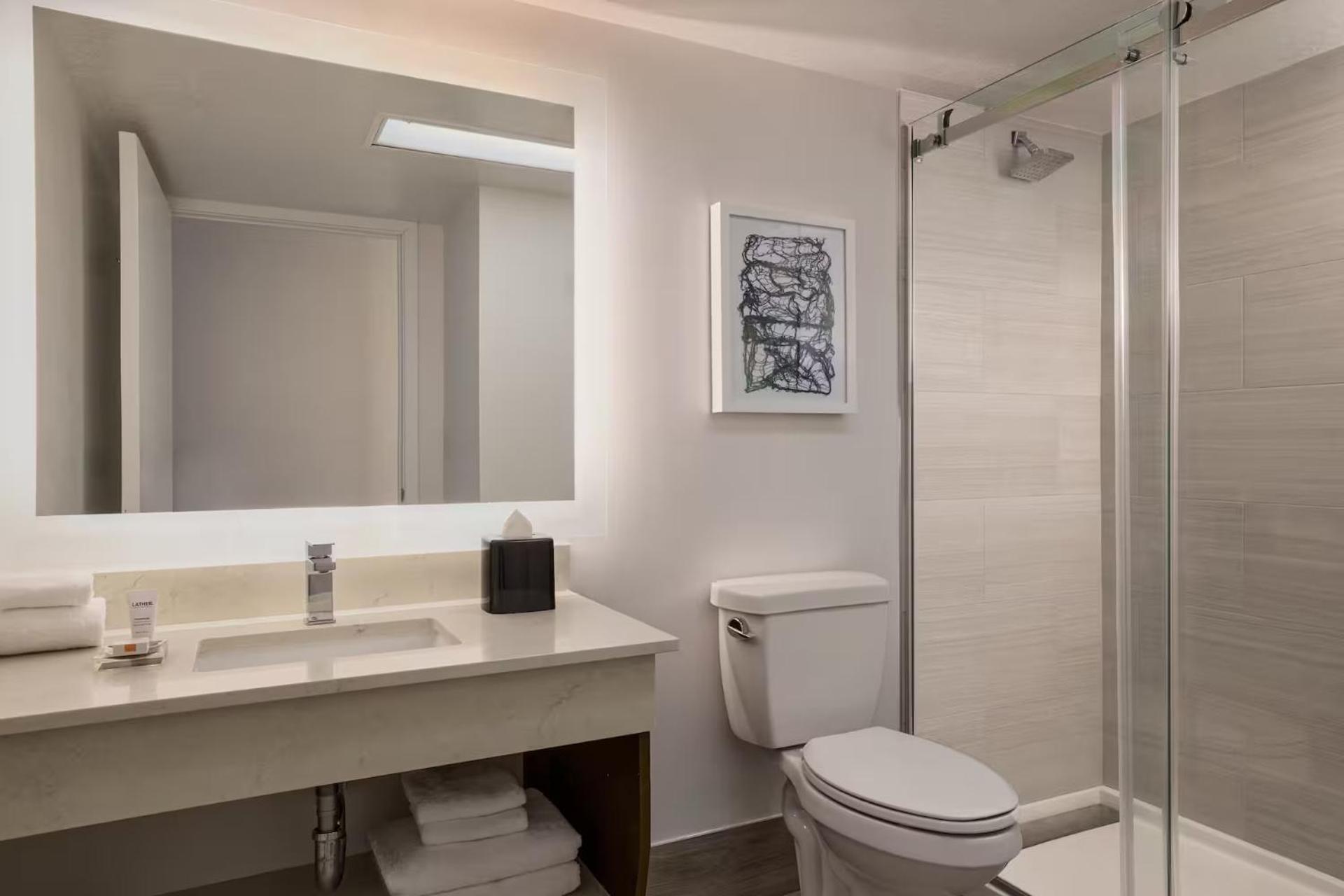 Junior Suite mit Kingsize-Bett und Stadtblick