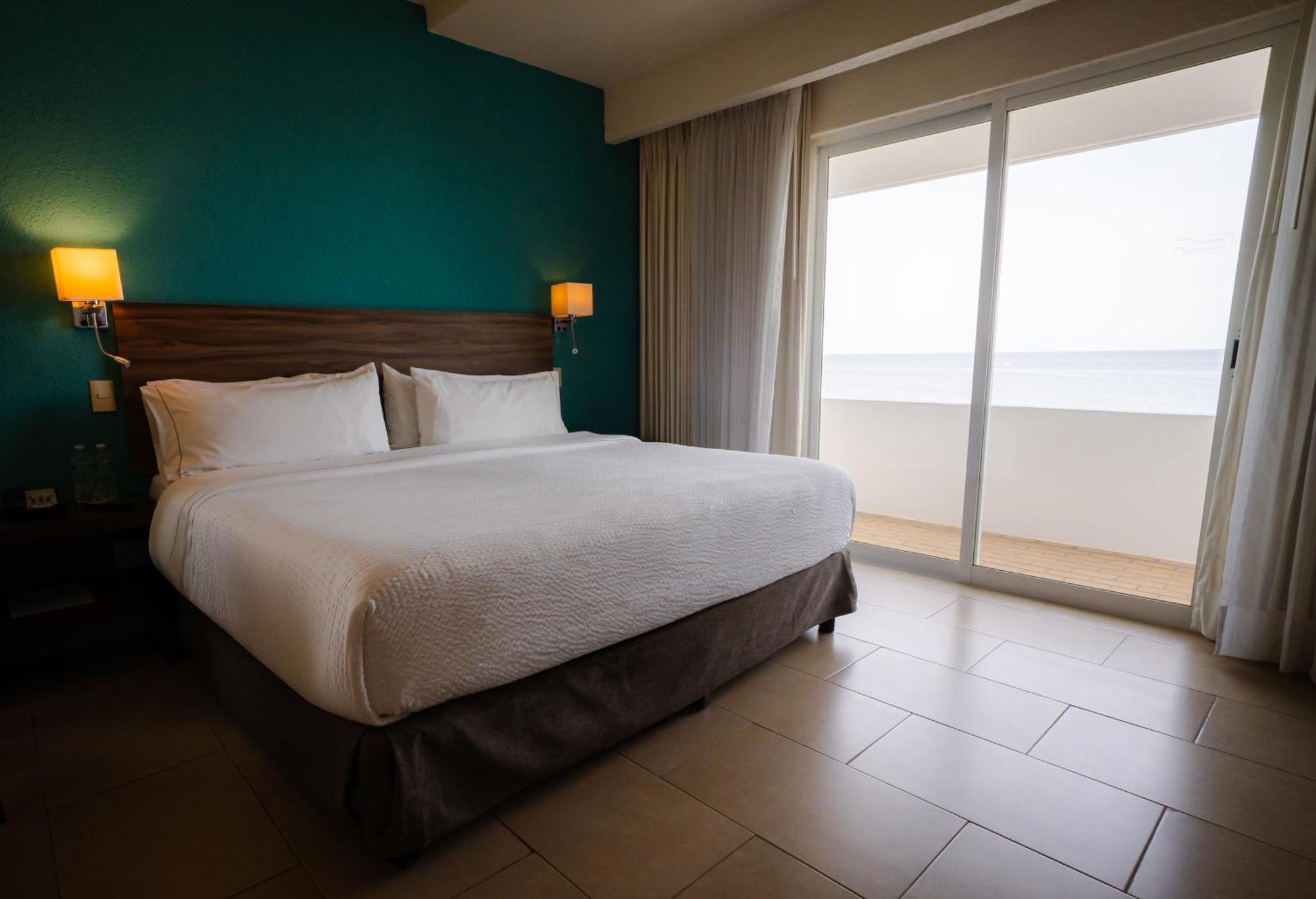 Habitación con cama extragrande y vistas al mar