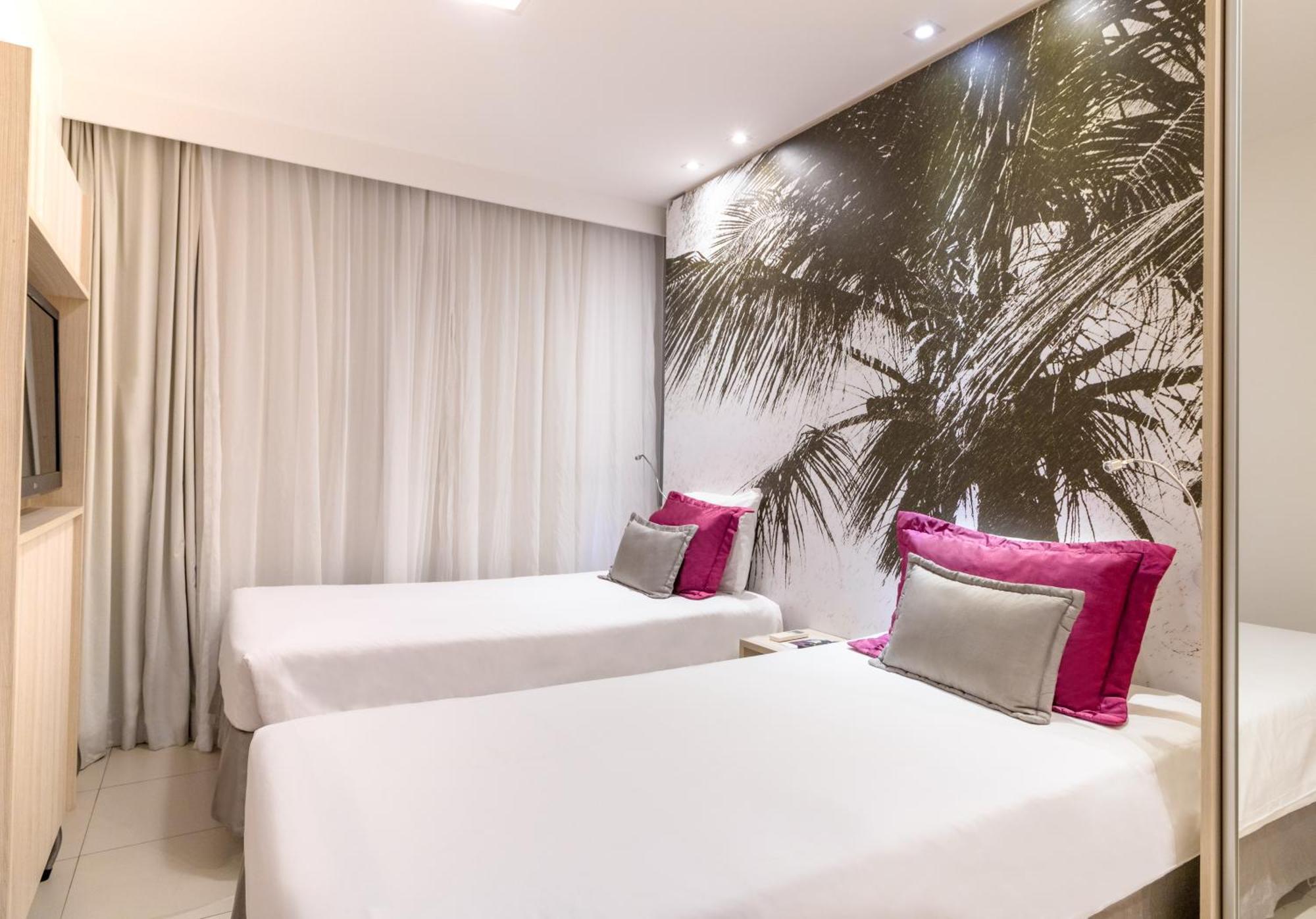 Suíte júnior com 1 cama de casal e 2 de solteiro