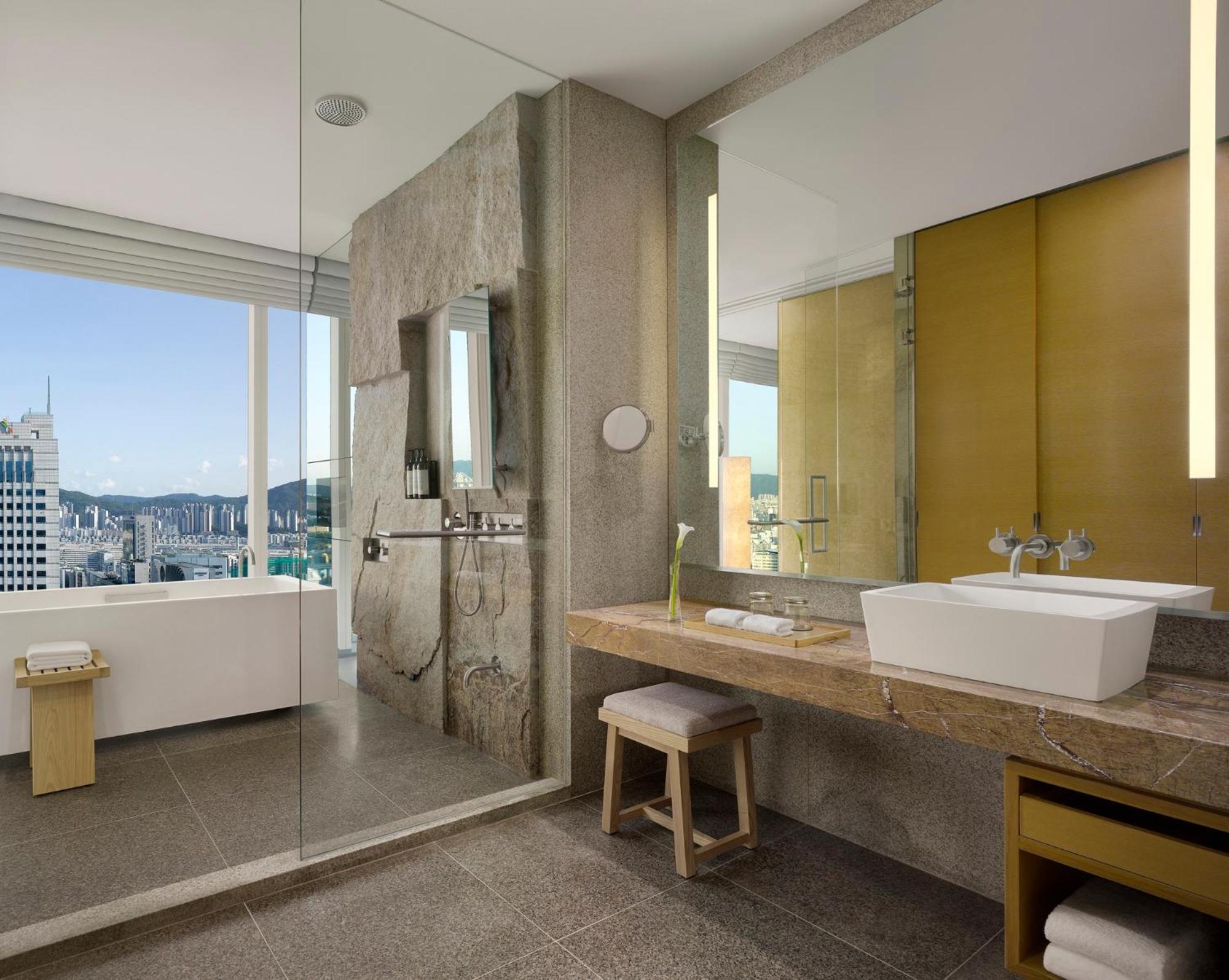 1 King Bed City View Deluxe