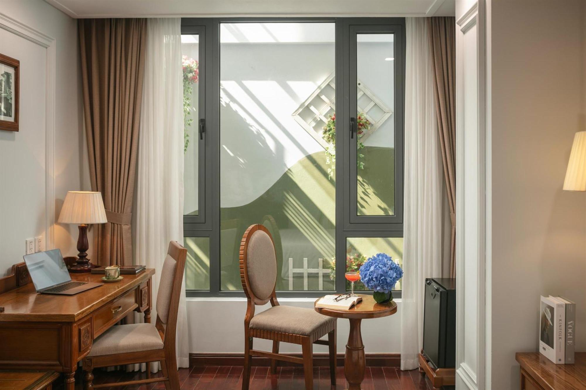 Deluxe Window Room