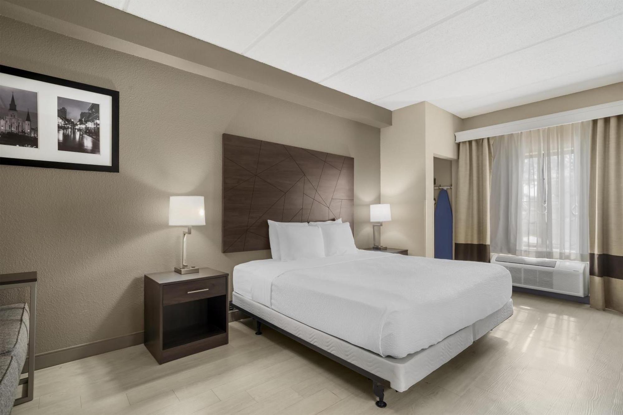 King Room with Roll-in Shower - Disability Access/Non-Smoking
